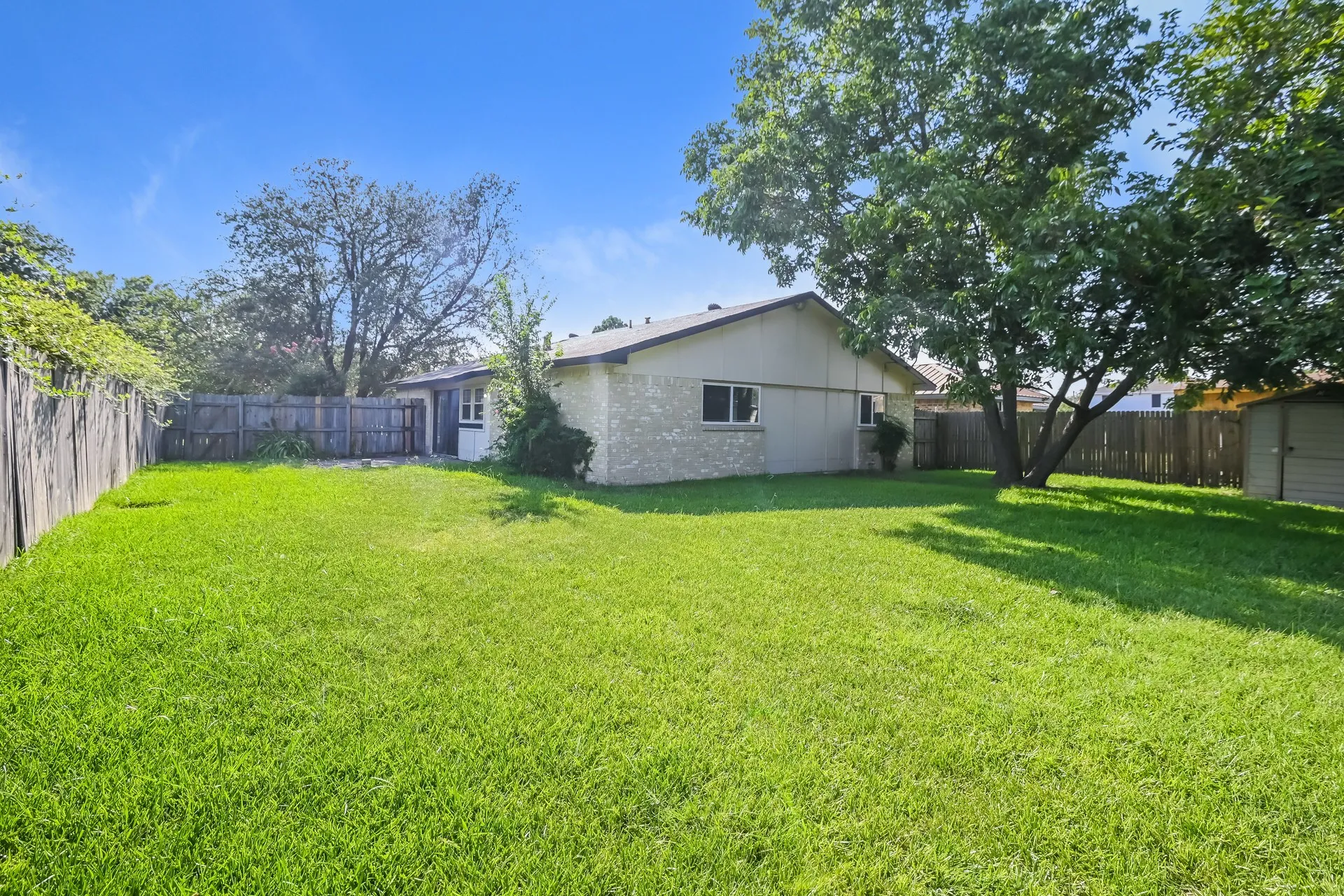Single Family Residence For Rent in Dallas County , 4906 Stagecoach Lane, Garland, Texas 75043, 3 Bedroom, 2 Bathroom, 1 Garage spaces, 1,349 Sqft, built in 1972, mls#21378528, Real Estate Agent in Garland, Homes For Rent in Dallas county, Homes For Rent in Garland, Realtor in Garland Texas, Real Estate Brokerage Independent Realty Texas, Luminita Cordes Realtor