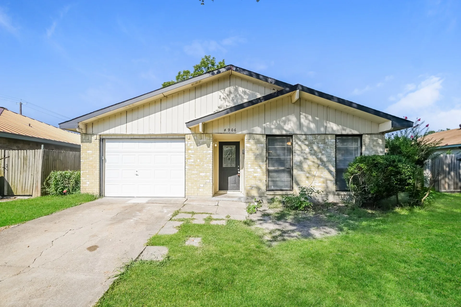 Single Family Residence For Rent in Dallas County , 4906 Stagecoach Lane, Garland, Texas 75043, 3 Bedroom, 2 Bathroom, 1 Garage spaces, 1,349 Sqft, built in 1972, mls#21378528, Real Estate Agent in Garland, Homes For Rent in Dallas county, Homes For Rent in Garland, Realtor in Garland Texas, Real Estate Brokerage Independent Realty Texas, Luminita Cordes Realtor