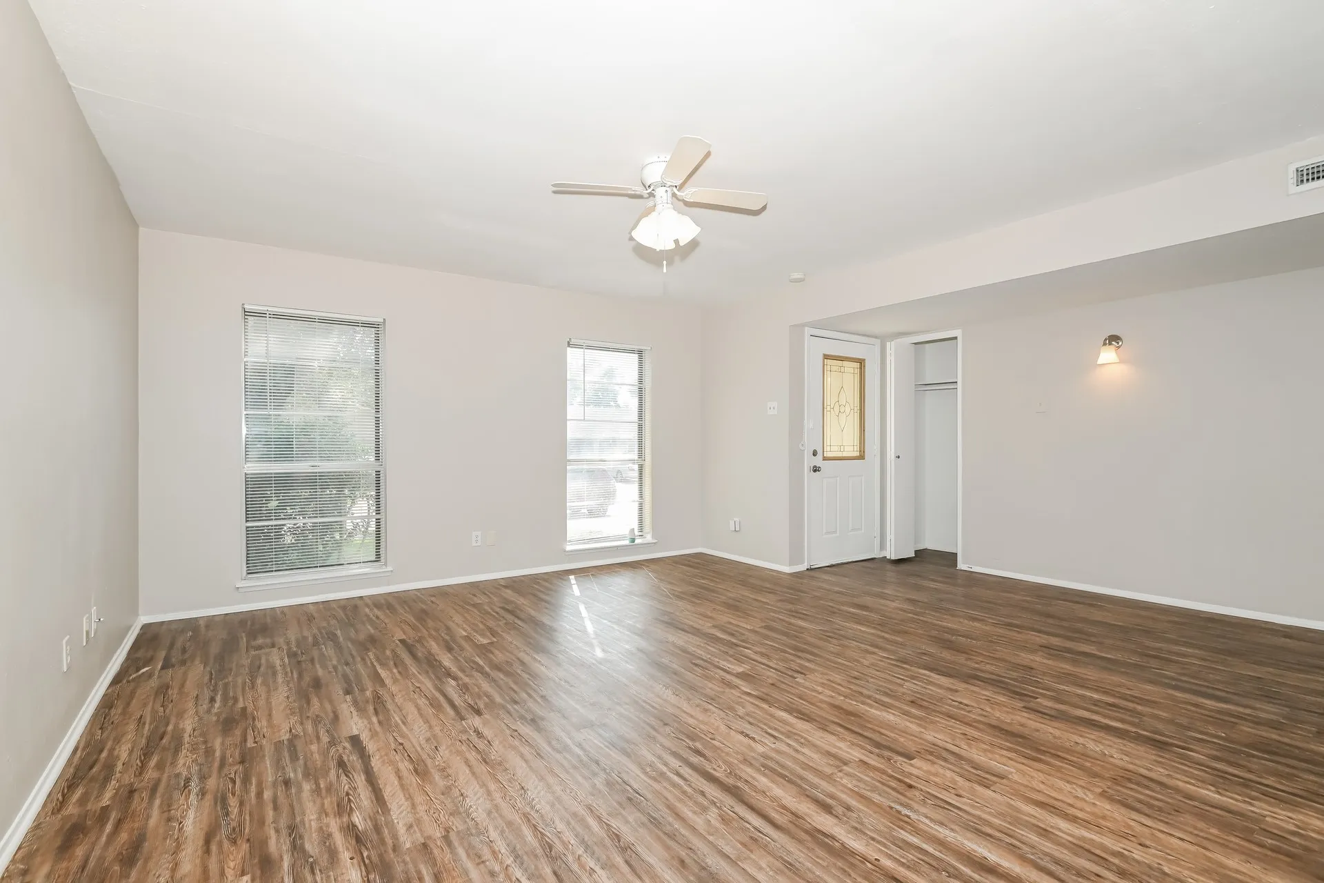Single Family Residence For Rent in Dallas County , 4906 Stagecoach Lane, Garland, Texas 75043, 3 Bedroom, 2 Bathroom, 1 Garage spaces, 1,349 Sqft, built in 1972, mls#21378528, Real Estate Agent in Garland, Homes For Rent in Dallas county, Homes For Rent in Garland, Realtor in Garland Texas, Real Estate Brokerage Independent Realty Texas, Luminita Cordes Realtor
