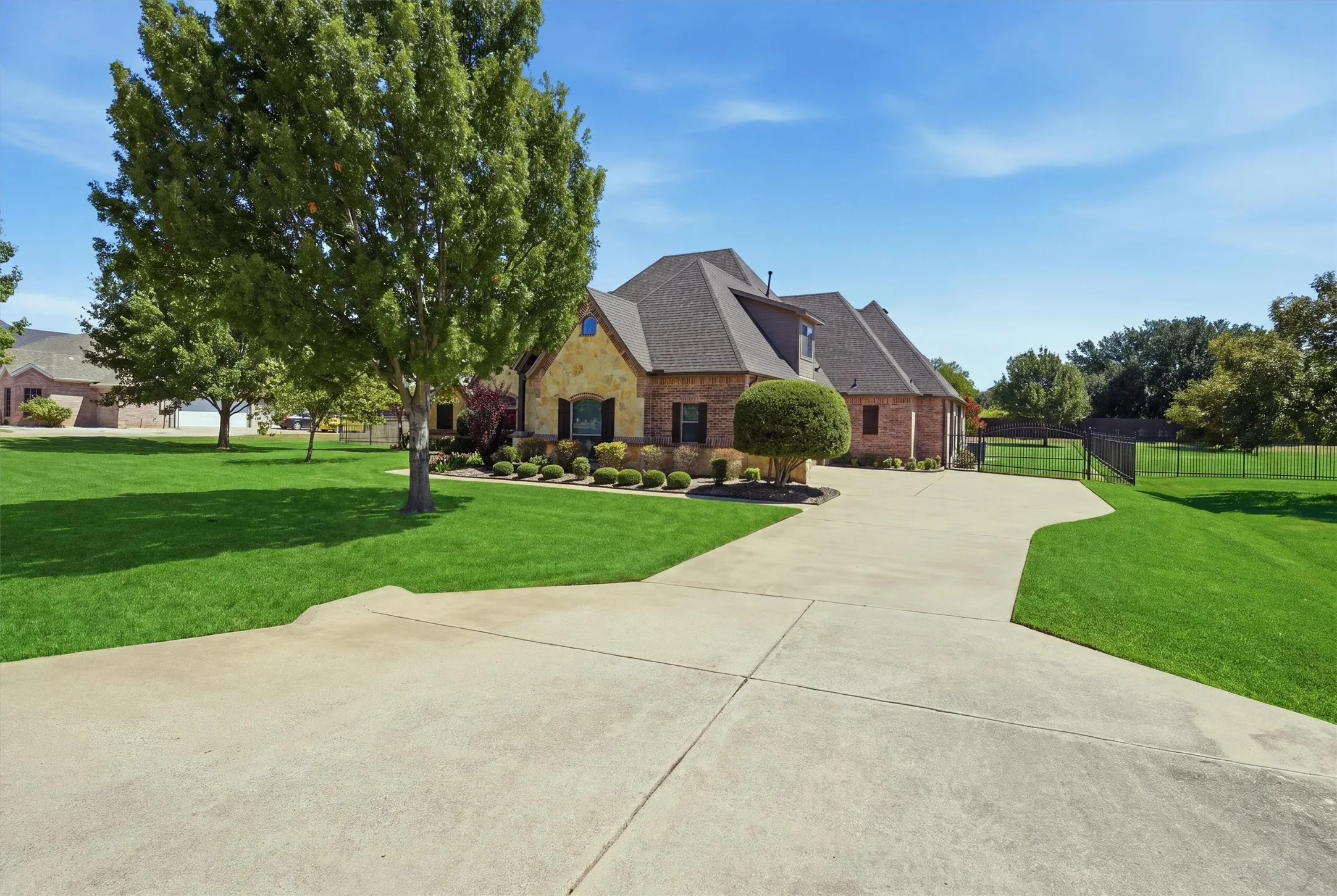 Single Family Residence For Sale in Tarrant County , 3832 Eagles Nest Trail, Burleson, Texas 76028, 4 Bedroom, 5 Bathroom, 3 Garage spaces, 3,574 Sqft, built in 2006, mls#21377772, Real Estate Agent in Burleson, Homes For Sale in Tarrant county, Homes For Sale in Burleson, Realtor in Burleson Texas, Real Estate Brokerage Independent Realty Texas, Luminita Cordes Realtor