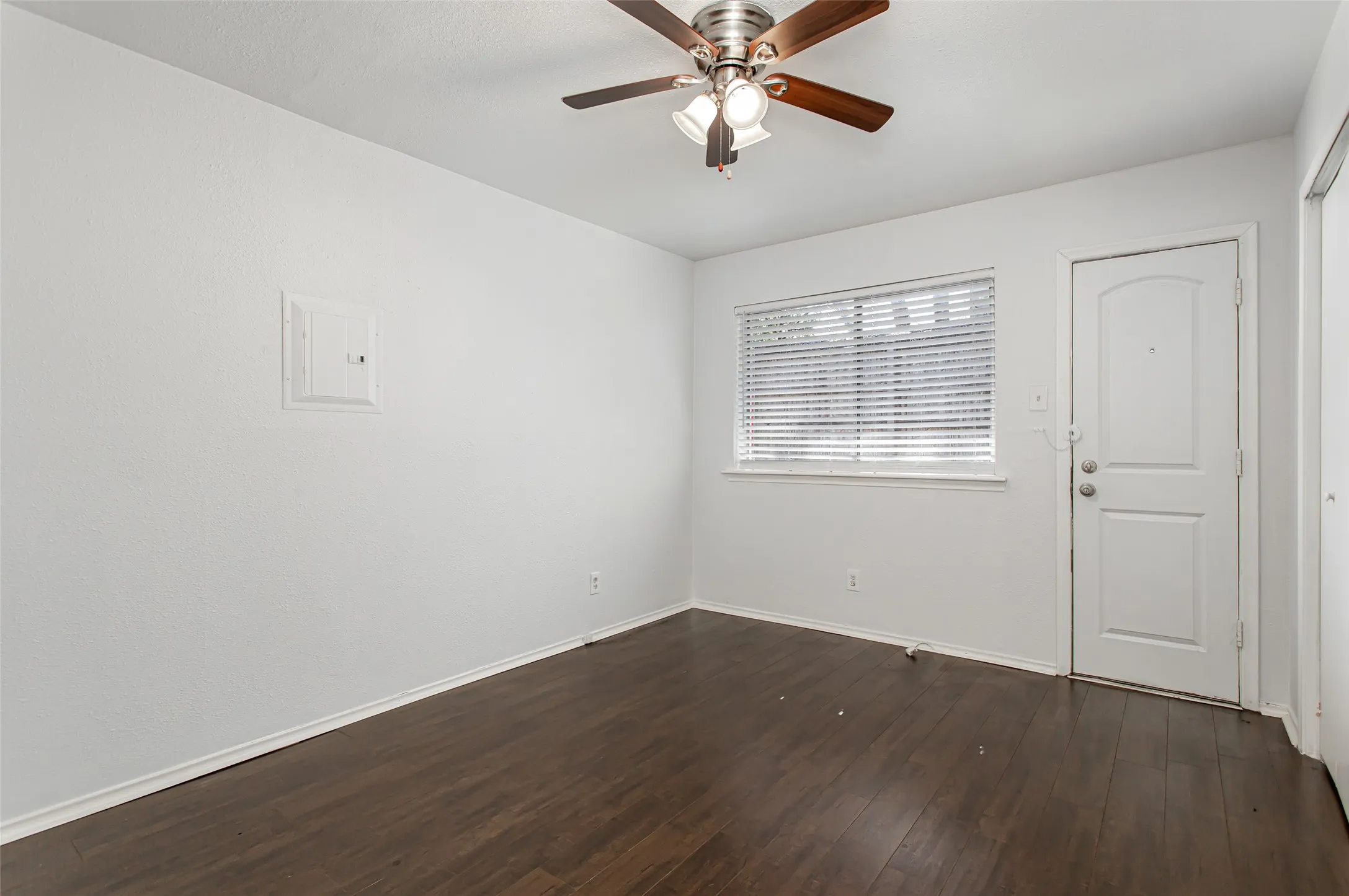 Apartment For Rent in Dallas County , 5722 Gaston Avenue H, Dallas, Texas 75214, 1 Bedroom, 1 Bathroom, Garage spaces, 525 Sqft, built in 1958, mls#21378540, Real Estate Agent in Dallas, Homes For Rent in Dallas county, Homes For Rent in Dallas, Realtor in Dallas Texas, Real Estate Brokerage Independent Realty Texas, Luminita Cordes Realtor