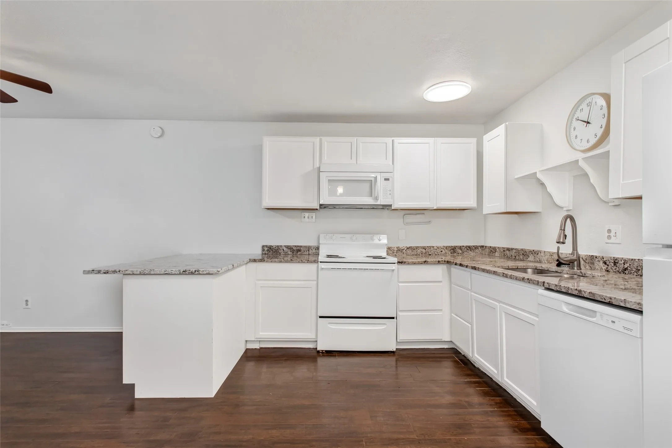 Apartment For Rent in Dallas County , 5722 Gaston Avenue H, Dallas, Texas 75214, 1 Bedroom, 1 Bathroom, Garage spaces, 525 Sqft, built in 1958, mls#21378540, Real Estate Agent in Dallas, Homes For Rent in Dallas county, Homes For Rent in Dallas, Realtor in Dallas Texas, Real Estate Brokerage Independent Realty Texas, Luminita Cordes Realtor
