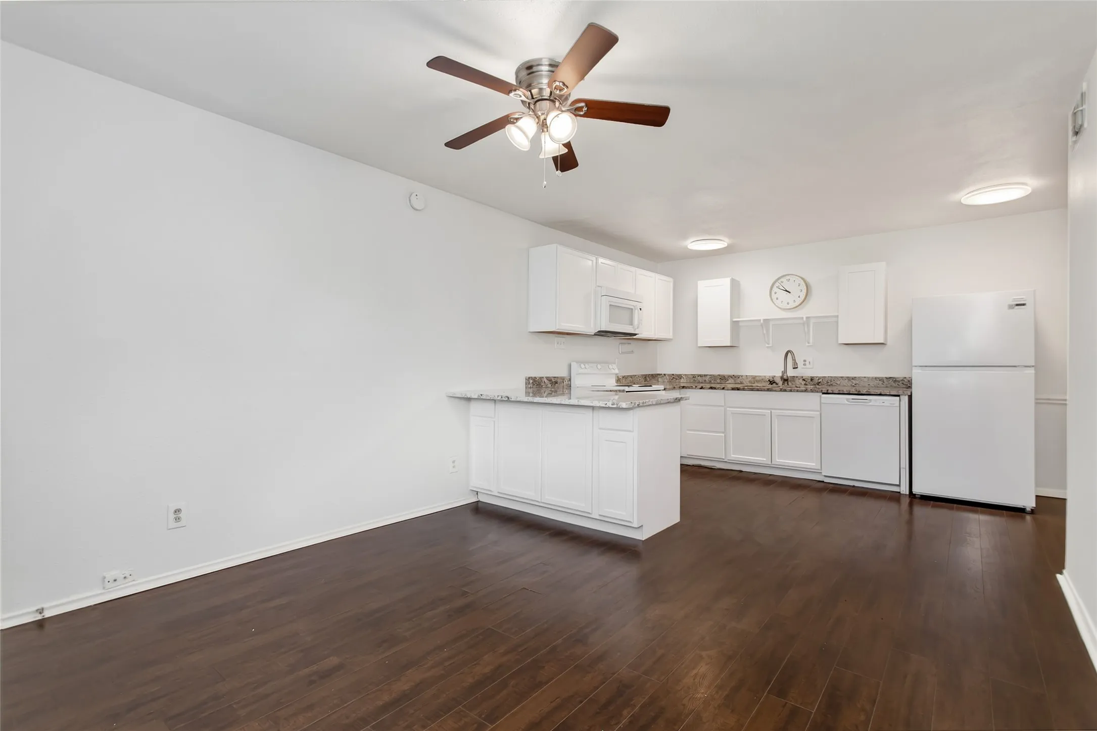 Apartment For Rent in Dallas County , 5722 Gaston Avenue H, Dallas, Texas 75214, 1 Bedroom, 1 Bathroom, Garage spaces, 525 Sqft, built in 1958, mls#21378540, Real Estate Agent in Dallas, Homes For Rent in Dallas county, Homes For Rent in Dallas, Realtor in Dallas Texas, Real Estate Brokerage Independent Realty Texas, Luminita Cordes Realtor