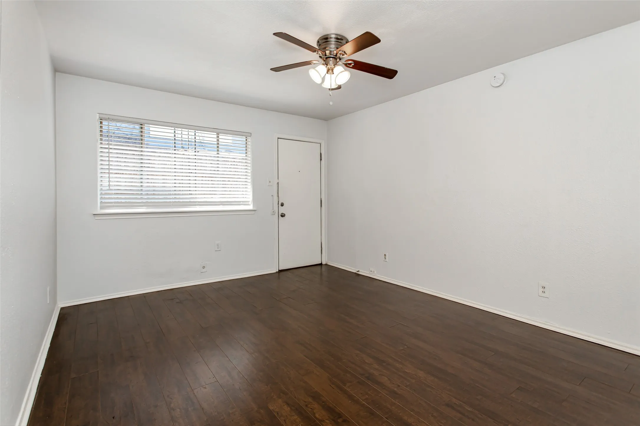 Apartment For Rent in Dallas County , 5722 Gaston Avenue H, Dallas, Texas 75214, 1 Bedroom, 1 Bathroom, Garage spaces, 525 Sqft, built in 1958, mls#21378540, Real Estate Agent in Dallas, Homes For Rent in Dallas county, Homes For Rent in Dallas, Realtor in Dallas Texas, Real Estate Brokerage Independent Realty Texas, Luminita Cordes Realtor