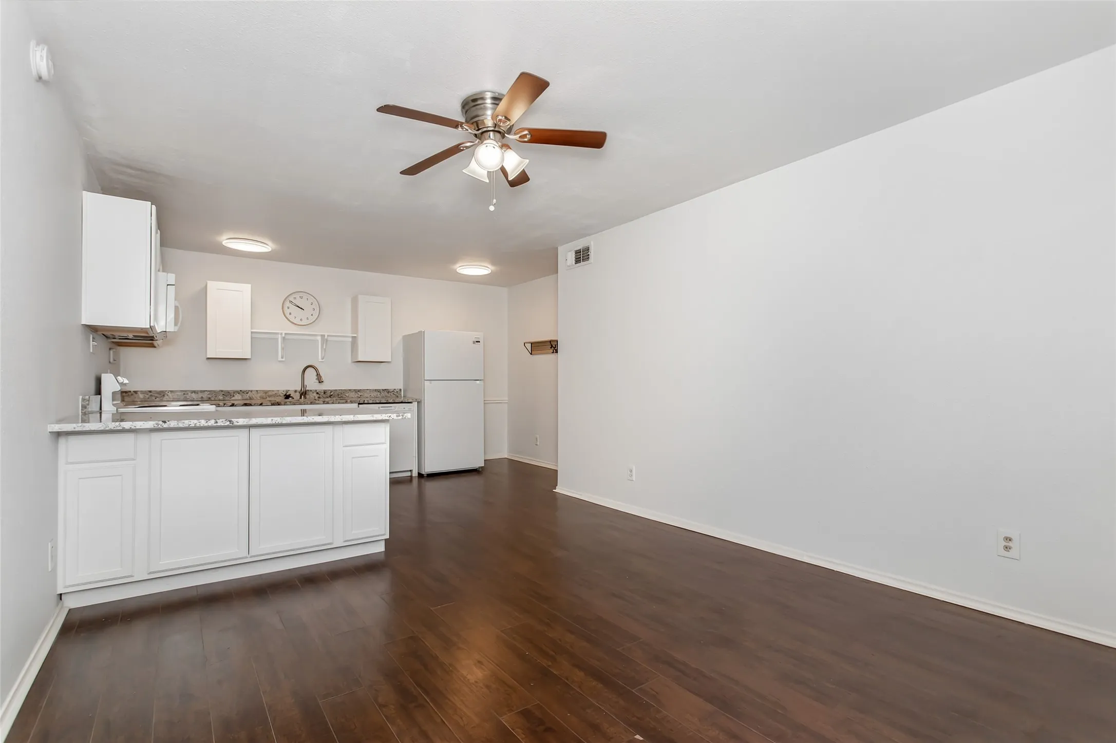 Apartment For Rent in Dallas County , 5722 Gaston Avenue H, Dallas, Texas 75214, 1 Bedroom, 1 Bathroom, Garage spaces, 525 Sqft, built in 1958, mls#21378540, Real Estate Agent in Dallas, Homes For Rent in Dallas county, Homes For Rent in Dallas, Realtor in Dallas Texas, Real Estate Brokerage Independent Realty Texas, Luminita Cordes Realtor
