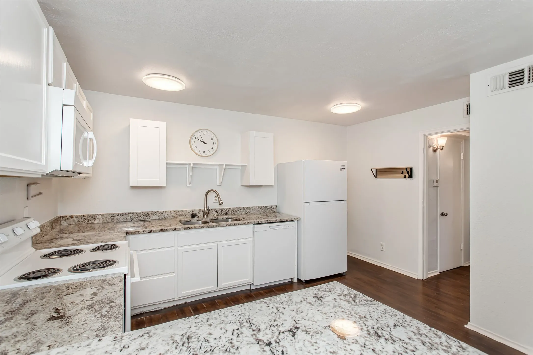 Apartment For Rent in Dallas County , 5722 Gaston Avenue H, Dallas, Texas 75214, 1 Bedroom, 1 Bathroom, Garage spaces, 525 Sqft, built in 1958, mls#21378540, Real Estate Agent in Dallas, Homes For Rent in Dallas county, Homes For Rent in Dallas, Realtor in Dallas Texas, Real Estate Brokerage Independent Realty Texas, Luminita Cordes Realtor