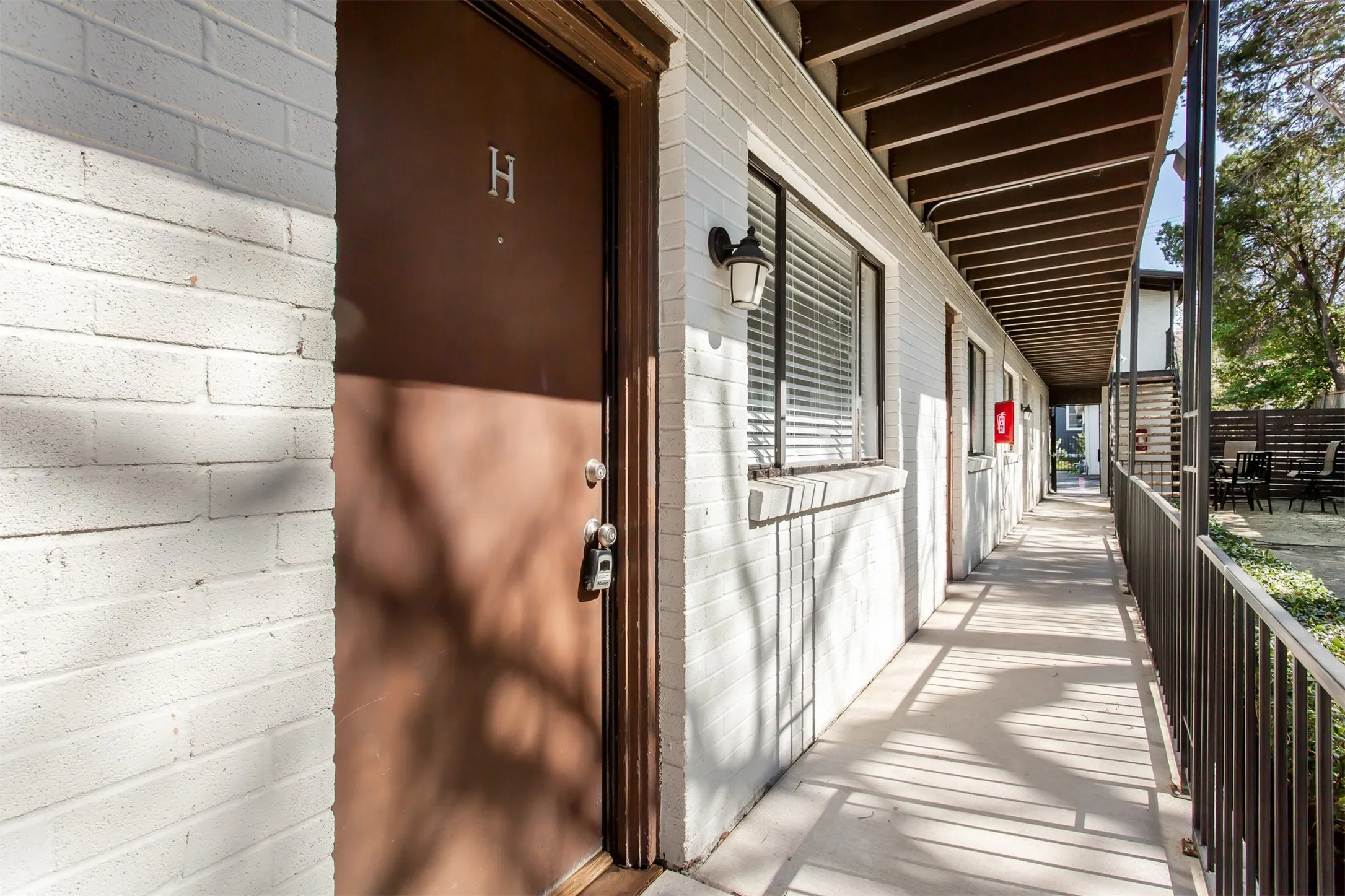 Apartment For Rent in Dallas County , 5722 Gaston Avenue H, Dallas, Texas 75214, 1 Bedroom, 1 Bathroom, Garage spaces, 525 Sqft, built in 1958, mls#21378540, Real Estate Agent in Dallas, Homes For Rent in Dallas county, Homes For Rent in Dallas, Realtor in Dallas Texas, Real Estate Brokerage Independent Realty Texas, Luminita Cordes Realtor