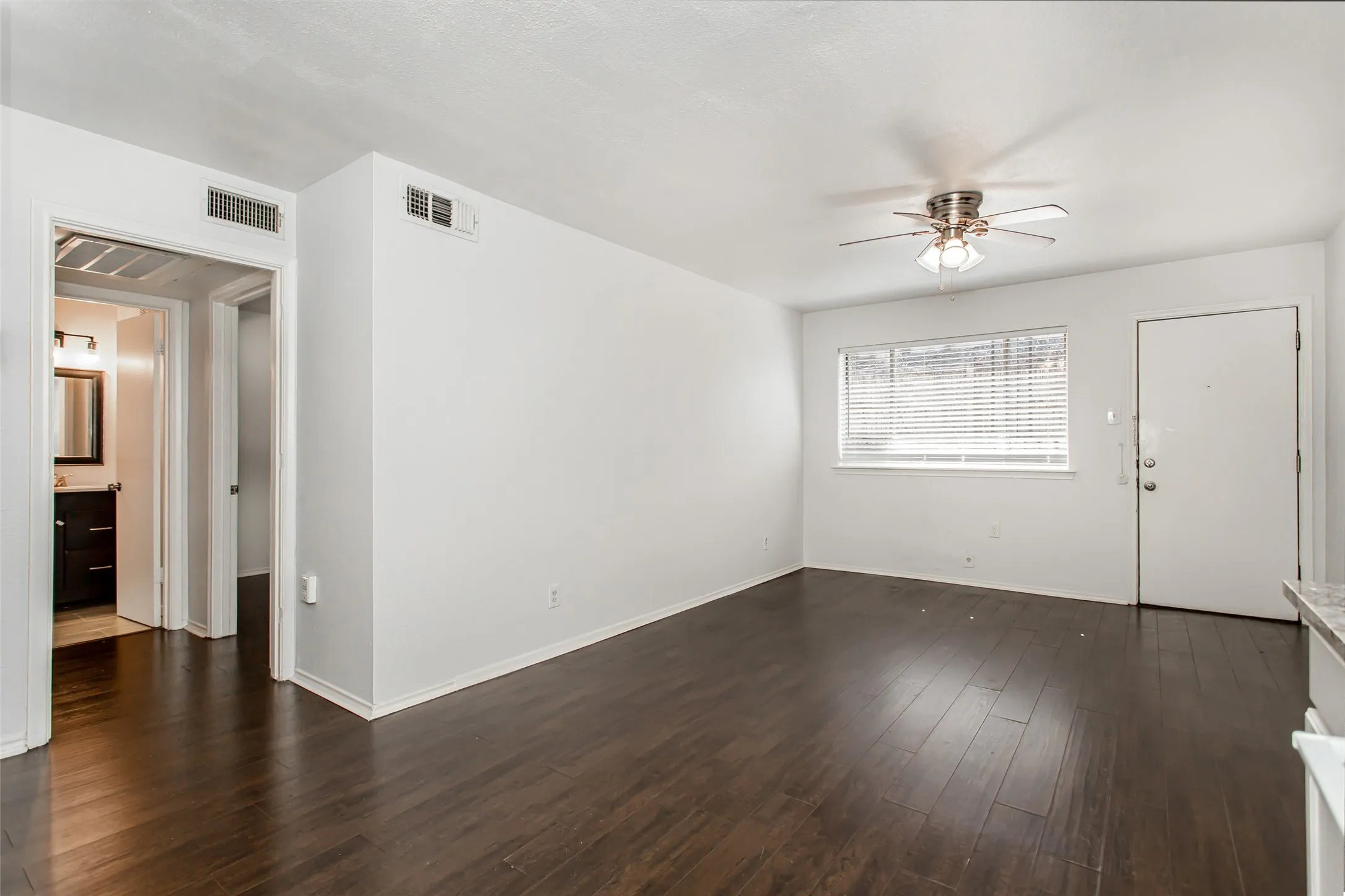 Apartment For Rent in Dallas County , 5722 Gaston Avenue H, Dallas, Texas 75214, 1 Bedroom, 1 Bathroom, Garage spaces, 525 Sqft, built in 1958, mls#21378540, Real Estate Agent in Dallas, Homes For Rent in Dallas county, Homes For Rent in Dallas, Realtor in Dallas Texas, Real Estate Brokerage Independent Realty Texas, Luminita Cordes Realtor