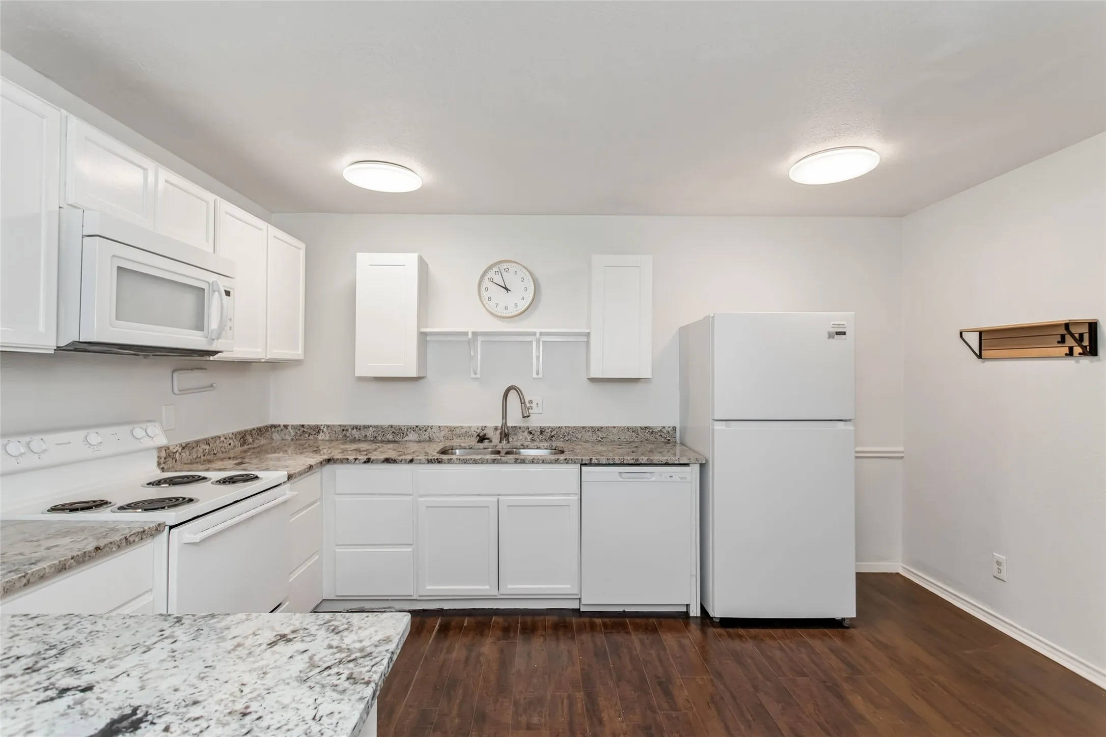 Apartment For Rent in Dallas County , 5722 Gaston Avenue H, Dallas, Texas 75214, 1 Bedroom, 1 Bathroom, Garage spaces, 525 Sqft, built in 1958, mls#21378540, Real Estate Agent in Dallas, Homes For Rent in Dallas county, Homes For Rent in Dallas, Realtor in Dallas Texas, Real Estate Brokerage Independent Realty Texas, Luminita Cordes Realtor