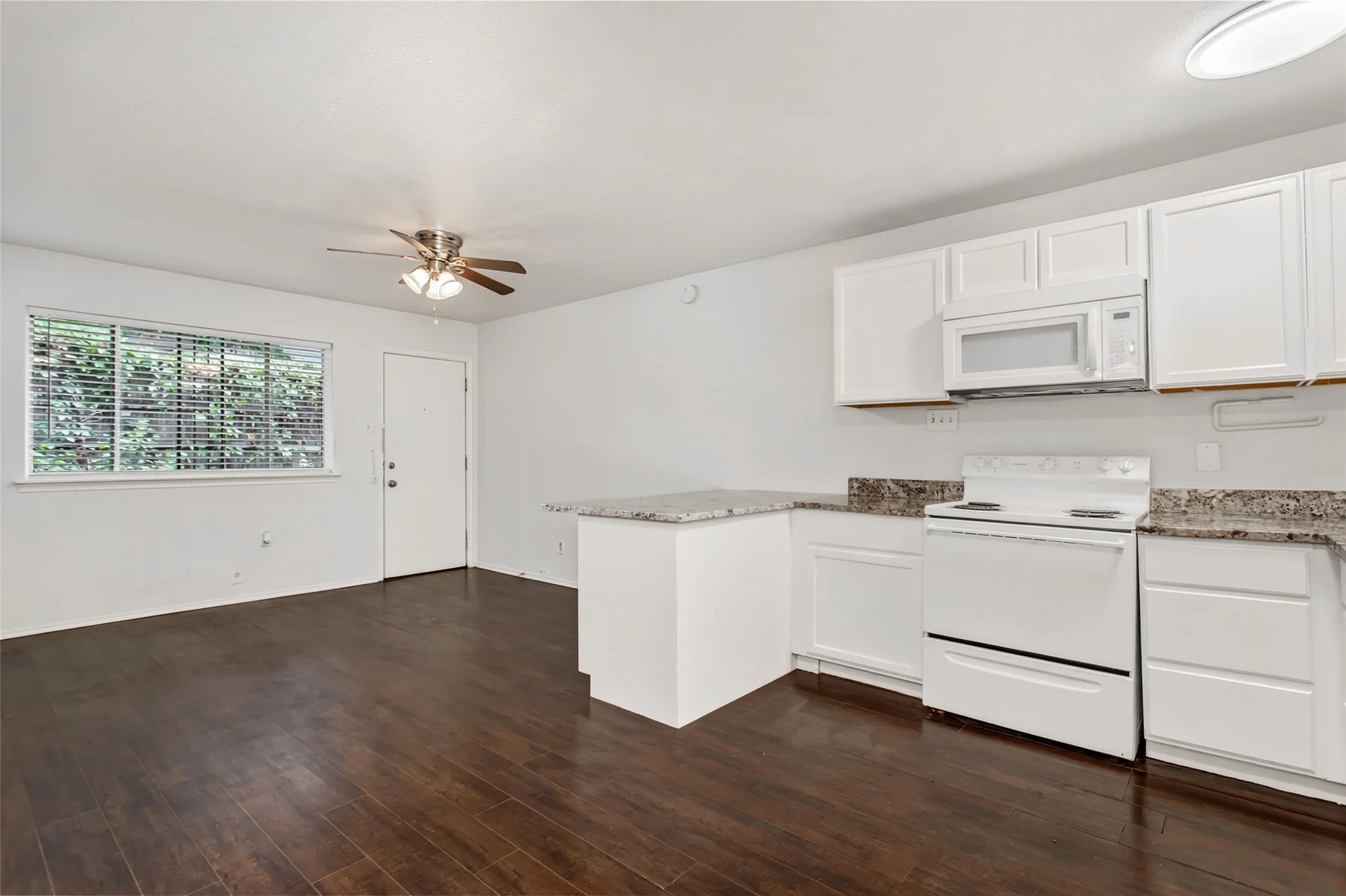 Apartment For Rent in Dallas County , 5722 Gaston Avenue H, Dallas, Texas 75214, 1 Bedroom, 1 Bathroom, Garage spaces, 525 Sqft, built in 1958, mls#21378540, Real Estate Agent in Dallas, Homes For Rent in Dallas county, Homes For Rent in Dallas, Realtor in Dallas Texas, Real Estate Brokerage Independent Realty Texas, Luminita Cordes Realtor