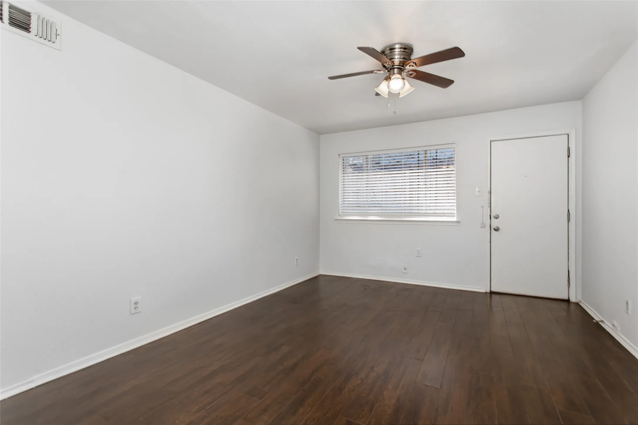 Apartment For Rent in Dallas County , 5722 Gaston Avenue H, Dallas, Texas 75214, 1 Bedroom, 1 Bathroom, Garage spaces, 525 Sqft, built in 1958, mls#21378540, Real Estate Agent in Dallas, Homes For Rent in Dallas county, Homes For Rent in Dallas, Realtor in Dallas Texas, Real Estate Brokerage Independent Realty Texas, Luminita Cordes Realtor