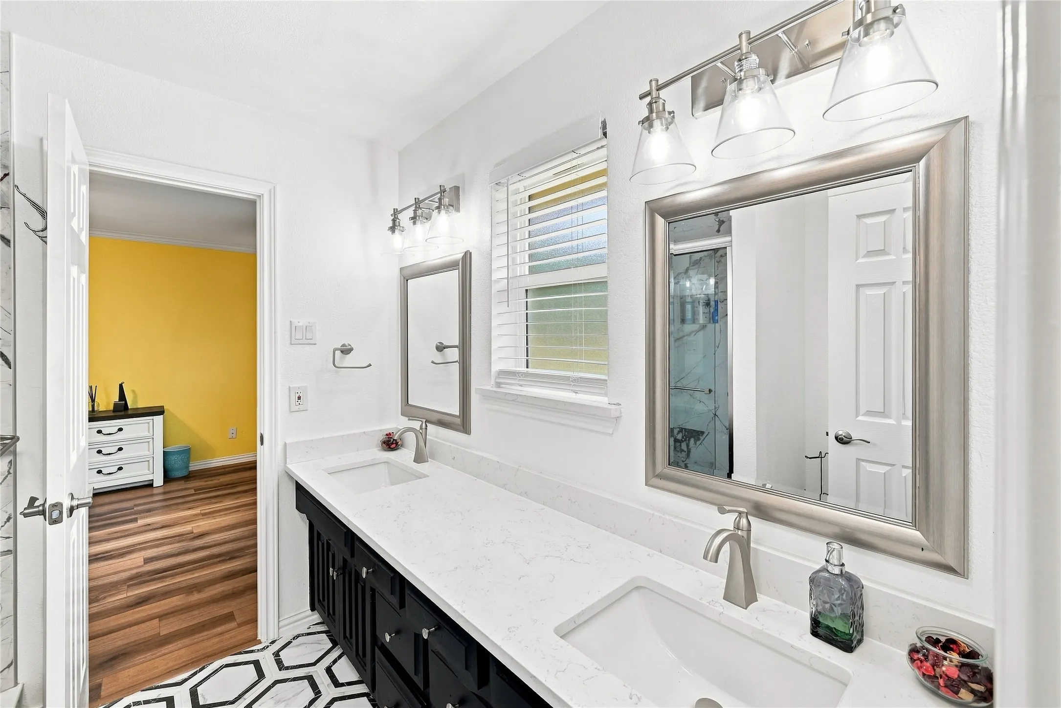 Single Family Residence For Sale in Dallas County , 1047 Quail Run, Duncanville, Texas 75116, 3 Bedroom, 3 Bathroom, 2 Garage spaces, 2,365 Sqft, built in 1973, mls#21378543, Real Estate Agent in Duncanville, Homes For Sale in Dallas county, Homes For Sale in Duncanville, Realtor in Duncanville Texas, Real Estate Brokerage Independent Realty Texas, Luminita Cordes Realtor
