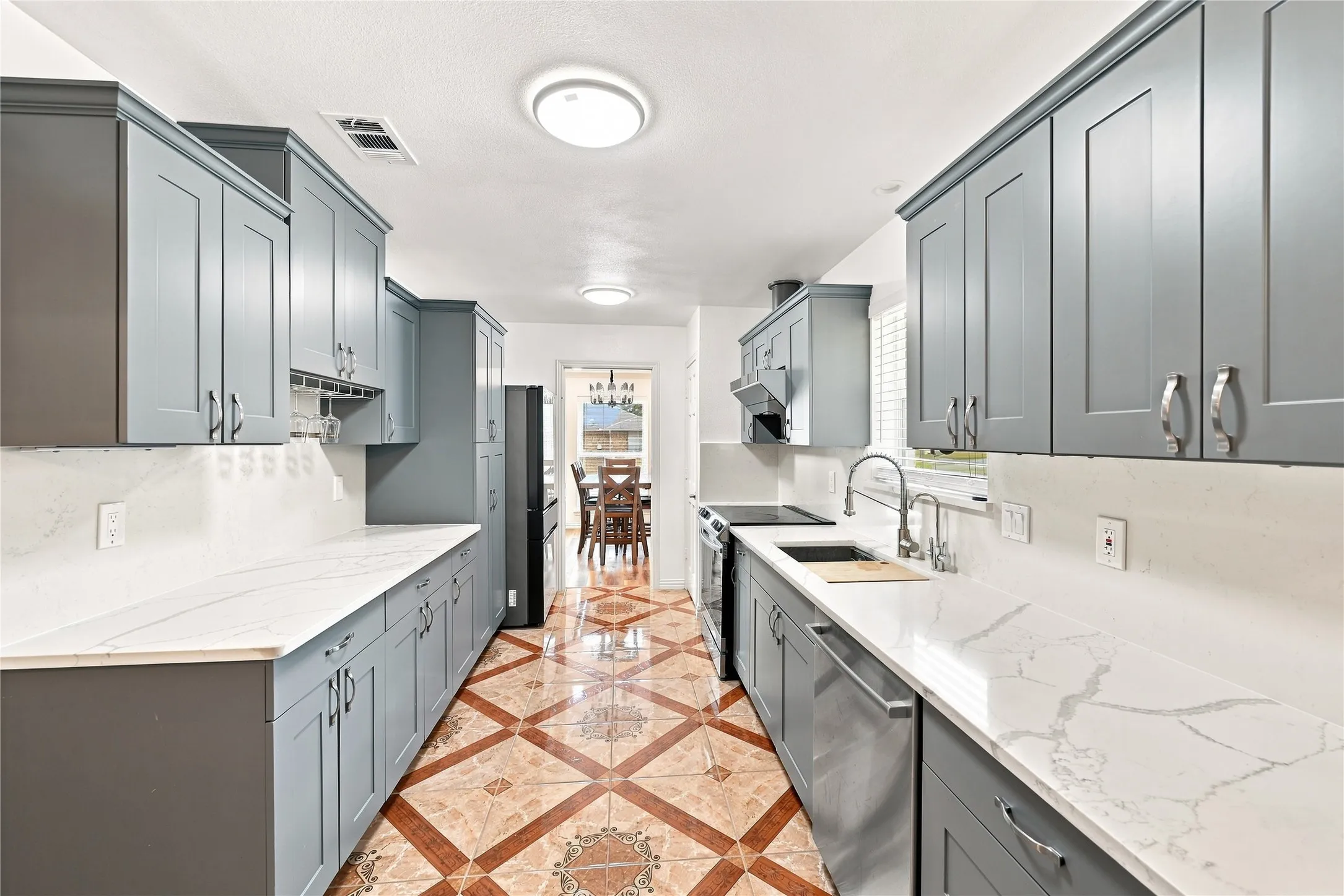 Single Family Residence For Sale in Dallas County , 1047 Quail Run, Duncanville, Texas 75116, 3 Bedroom, 3 Bathroom, 2 Garage spaces, 2,365 Sqft, built in 1973, mls#21378543, Real Estate Agent in Duncanville, Homes For Sale in Dallas county, Homes For Sale in Duncanville, Realtor in Duncanville Texas, Real Estate Brokerage Independent Realty Texas, Luminita Cordes Realtor