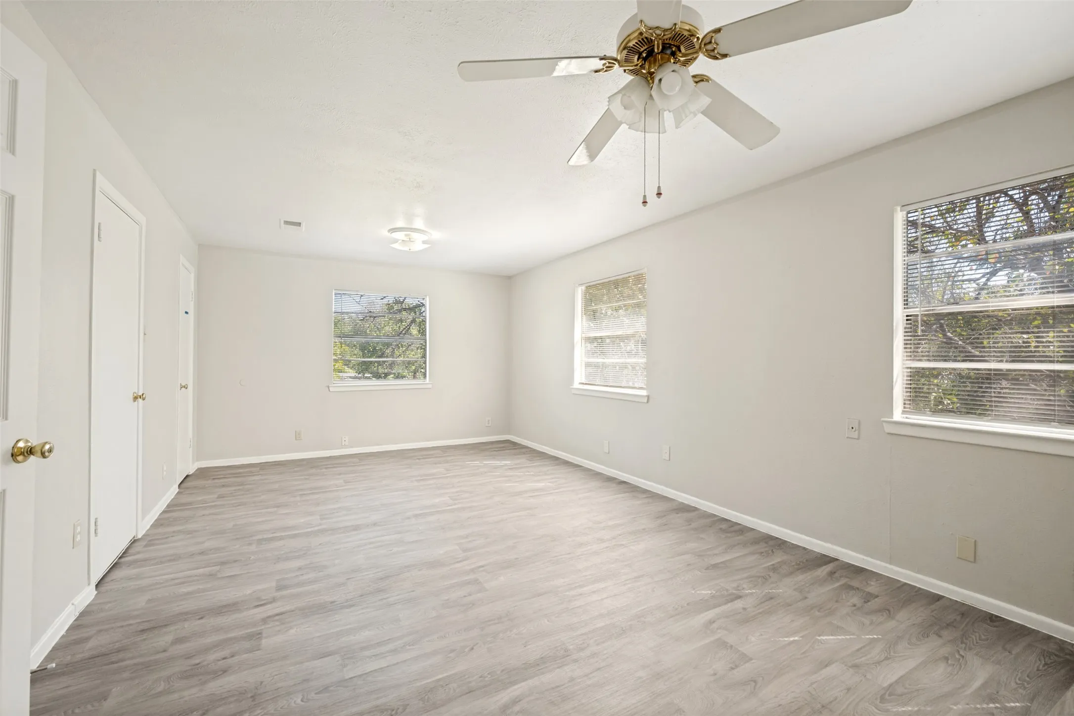 Single Family Residence For Sale in Tarrant County , 329 Deer Creek Road, Everman, Texas 76140, 4 Bedroom, 3 Bathroom, 2 Garage spaces, 1,860 Sqft, built in 1965, mls#21378514, Real Estate Agent in Everman, Homes For Sale in Tarrant county, Homes For Sale in Everman, Realtor in Everman Texas, Real Estate Brokerage Independent Realty Texas, Luminita Cordes Realtor