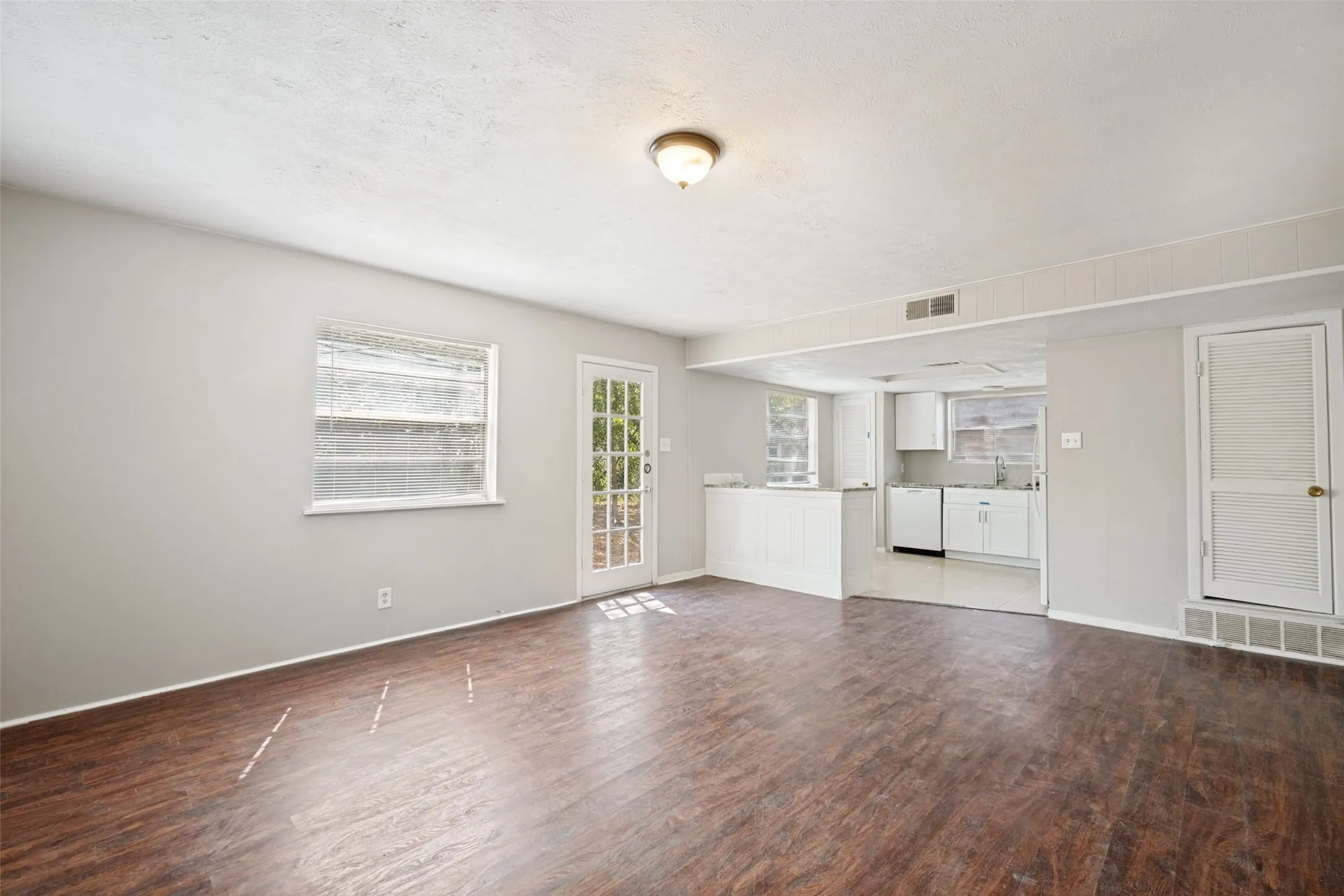 Single Family Residence For Sale in Tarrant County , 329 Deer Creek Road, Everman, Texas 76140, 4 Bedroom, 3 Bathroom, 2 Garage spaces, 1,860 Sqft, built in 1965, mls#21378514, Real Estate Agent in Everman, Homes For Sale in Tarrant county, Homes For Sale in Everman, Realtor in Everman Texas, Real Estate Brokerage Independent Realty Texas, Luminita Cordes Realtor