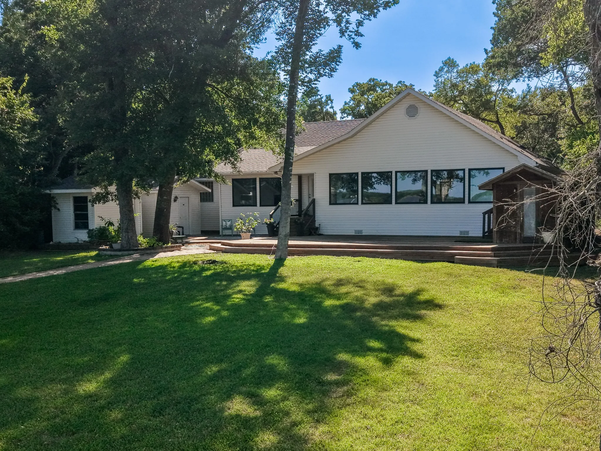 Single Family Residence For Sale in Limestone County , 535 FM 2681, Mexia, Texas 76667, 4 Bedroom, 5 Bathroom, 4 Garage spaces, 2,862 Sqft, built in 1991, mls#21377819, Real Estate Agent in Mexia, Homes For Sale in Limestone county, Homes For Sale in Mexia, Realtor in Mexia Texas, Real Estate Brokerage Independent Realty Texas, Luminita Cordes Realtor
