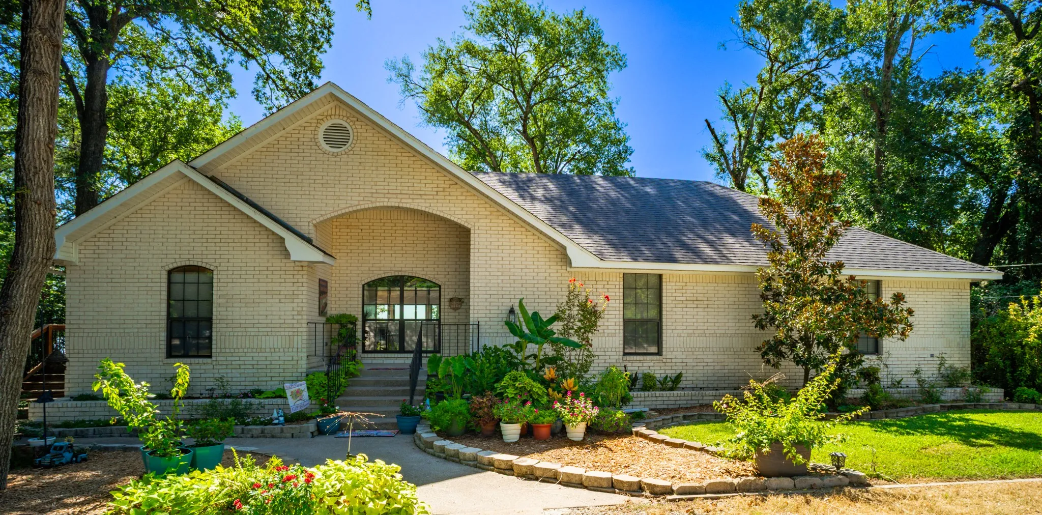 Single Family Residence For Sale in Limestone County , 535 FM 2681, Mexia, Texas 76667, 4 Bedroom, 5 Bathroom, 4 Garage spaces, 2,862 Sqft, built in 1991, mls#21377819, Real Estate Agent in Mexia, Homes For Sale in Limestone county, Homes For Sale in Mexia, Realtor in Mexia Texas, Real Estate Brokerage Independent Realty Texas, Luminita Cordes Realtor
