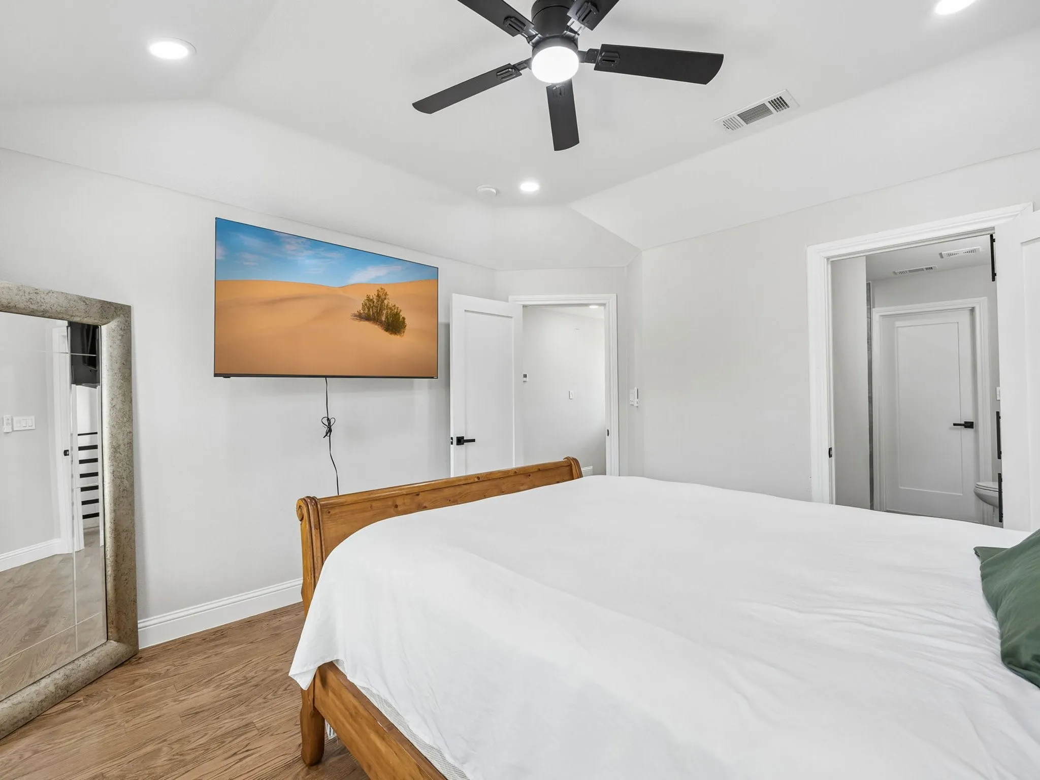 Duplex For Rent in Dallas County , 5058 W University Boulevard, Dallas, Texas 75209, 2 Bedroom, 3 Bathroom, Garage spaces, 1,299 Sqft, built in 1945, mls#21378135, Real Estate Agent in Dallas, Homes For Rent in Dallas county, Homes For Rent in Dallas, Realtor in Dallas Texas, Real Estate Brokerage Independent Realty Texas, Luminita Cordes Realtor