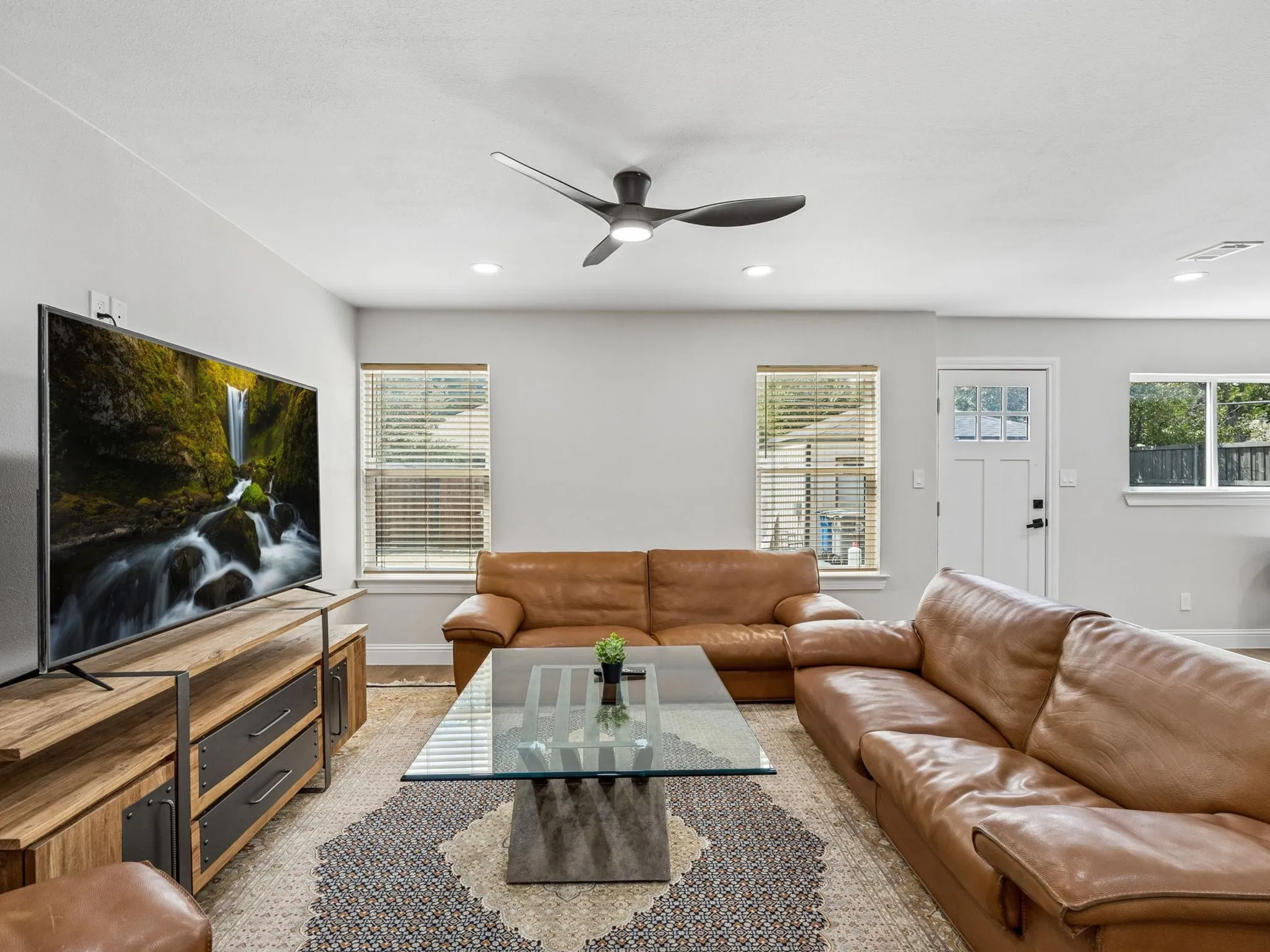 Duplex For Rent in Dallas County , 5058 W University Boulevard, Dallas, Texas 75209, 2 Bedroom, 3 Bathroom, Garage spaces, 1,299 Sqft, built in 1945, mls#21378135, Real Estate Agent in Dallas, Homes For Rent in Dallas county, Homes For Rent in Dallas, Realtor in Dallas Texas, Real Estate Brokerage Independent Realty Texas, Luminita Cordes Realtor