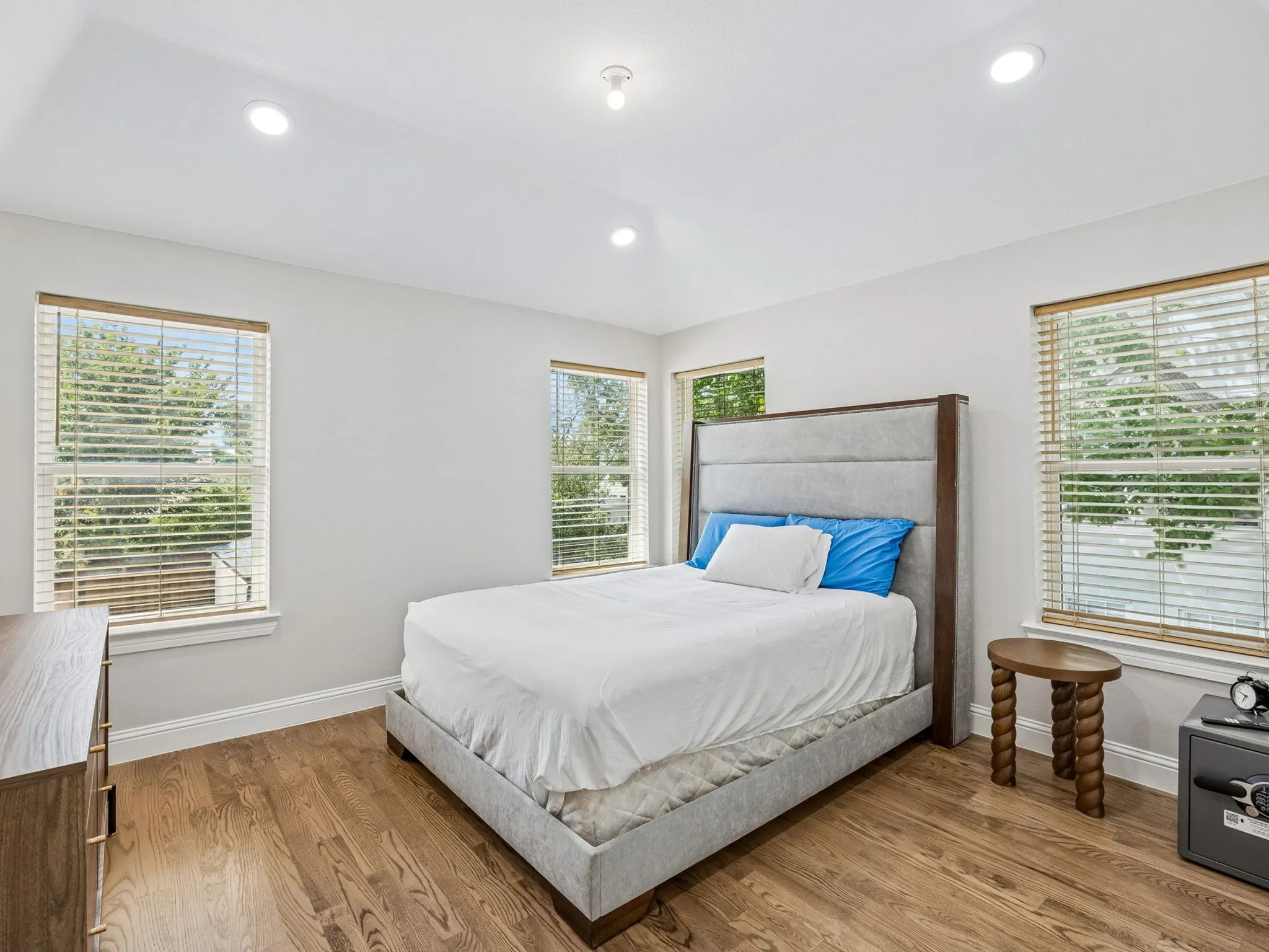 Duplex For Rent in Dallas County , 5058 W University Boulevard, Dallas, Texas 75209, 2 Bedroom, 3 Bathroom, Garage spaces, 1,299 Sqft, built in 1945, mls#21378135, Real Estate Agent in Dallas, Homes For Rent in Dallas county, Homes For Rent in Dallas, Realtor in Dallas Texas, Real Estate Brokerage Independent Realty Texas, Luminita Cordes Realtor