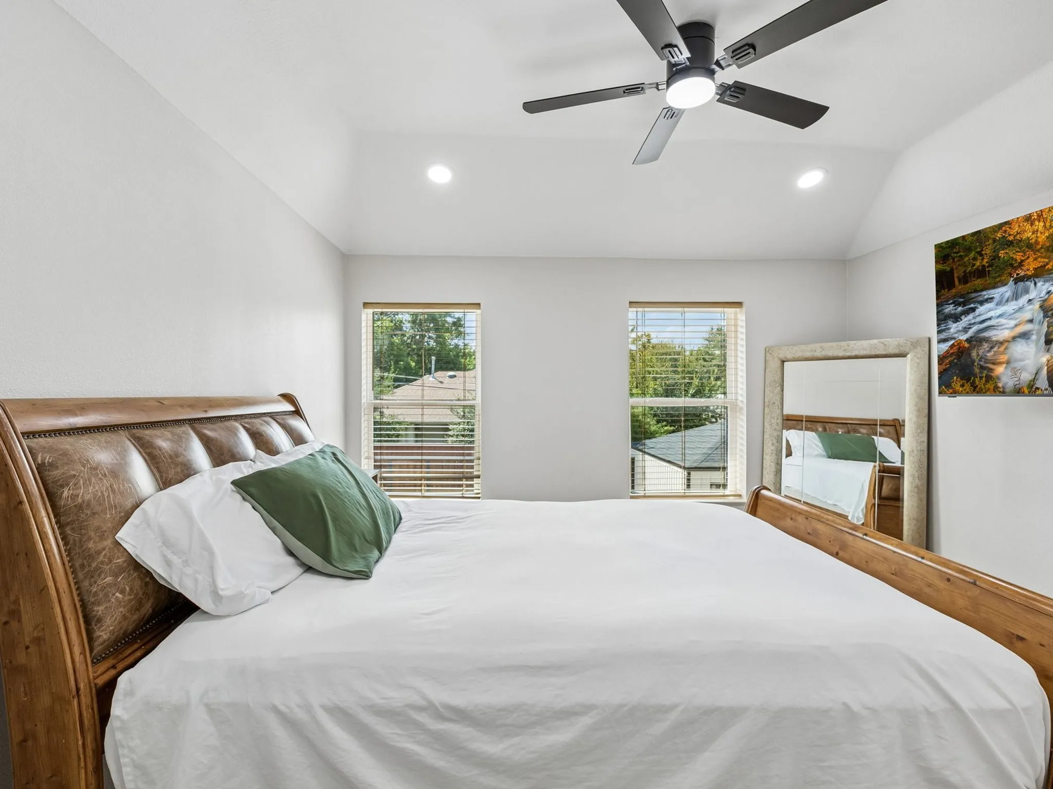 Duplex For Rent in Dallas County , 5058 W University Boulevard, Dallas, Texas 75209, 2 Bedroom, 3 Bathroom, Garage spaces, 1,299 Sqft, built in 1945, mls#21378135, Real Estate Agent in Dallas, Homes For Rent in Dallas county, Homes For Rent in Dallas, Realtor in Dallas Texas, Real Estate Brokerage Independent Realty Texas, Luminita Cordes Realtor