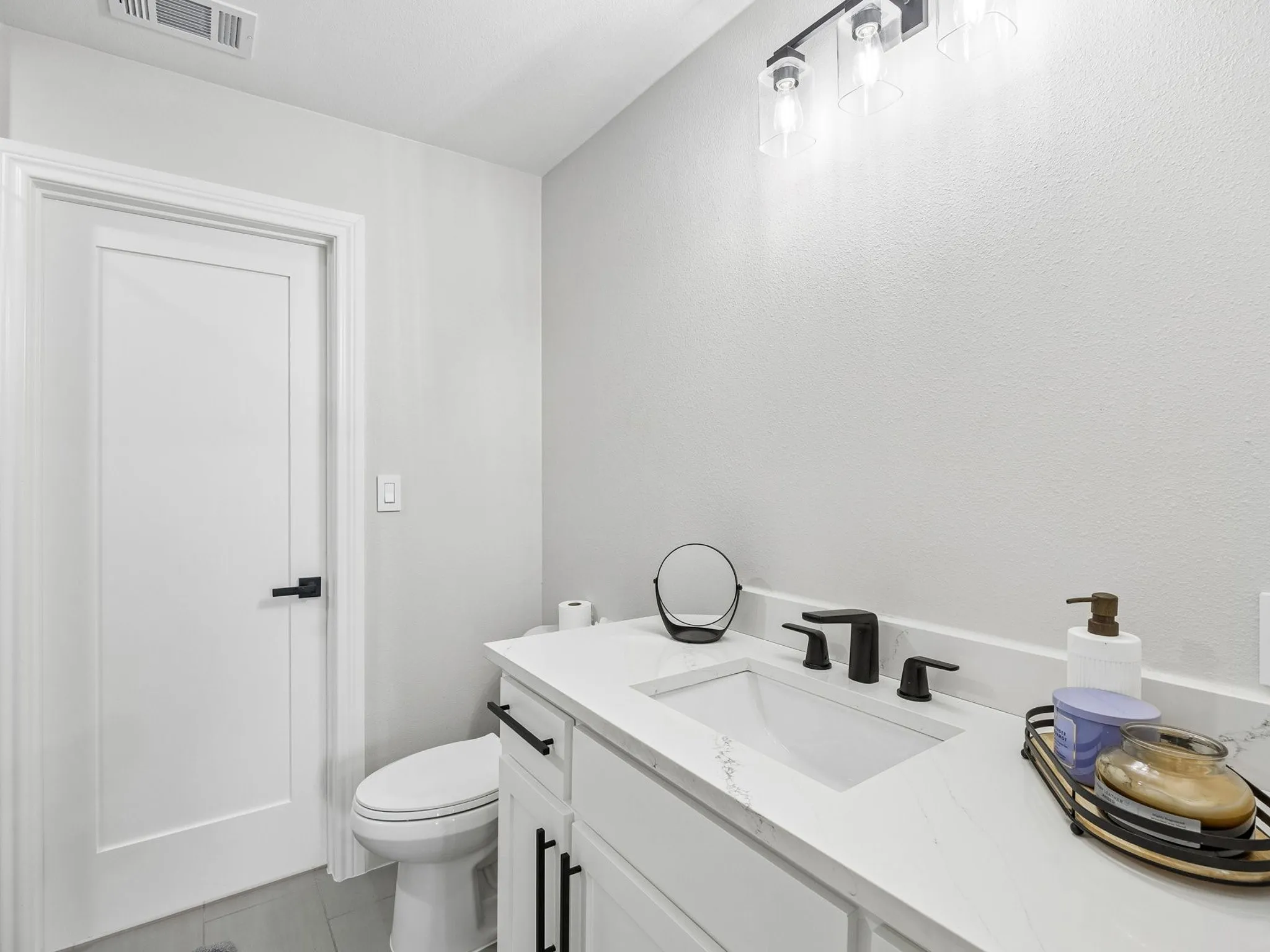 Duplex For Rent in Dallas County , 5058 W University Boulevard, Dallas, Texas 75209, 2 Bedroom, 3 Bathroom, Garage spaces, 1,299 Sqft, built in 1945, mls#21378135, Real Estate Agent in Dallas, Homes For Rent in Dallas county, Homes For Rent in Dallas, Realtor in Dallas Texas, Real Estate Brokerage Independent Realty Texas, Luminita Cordes Realtor