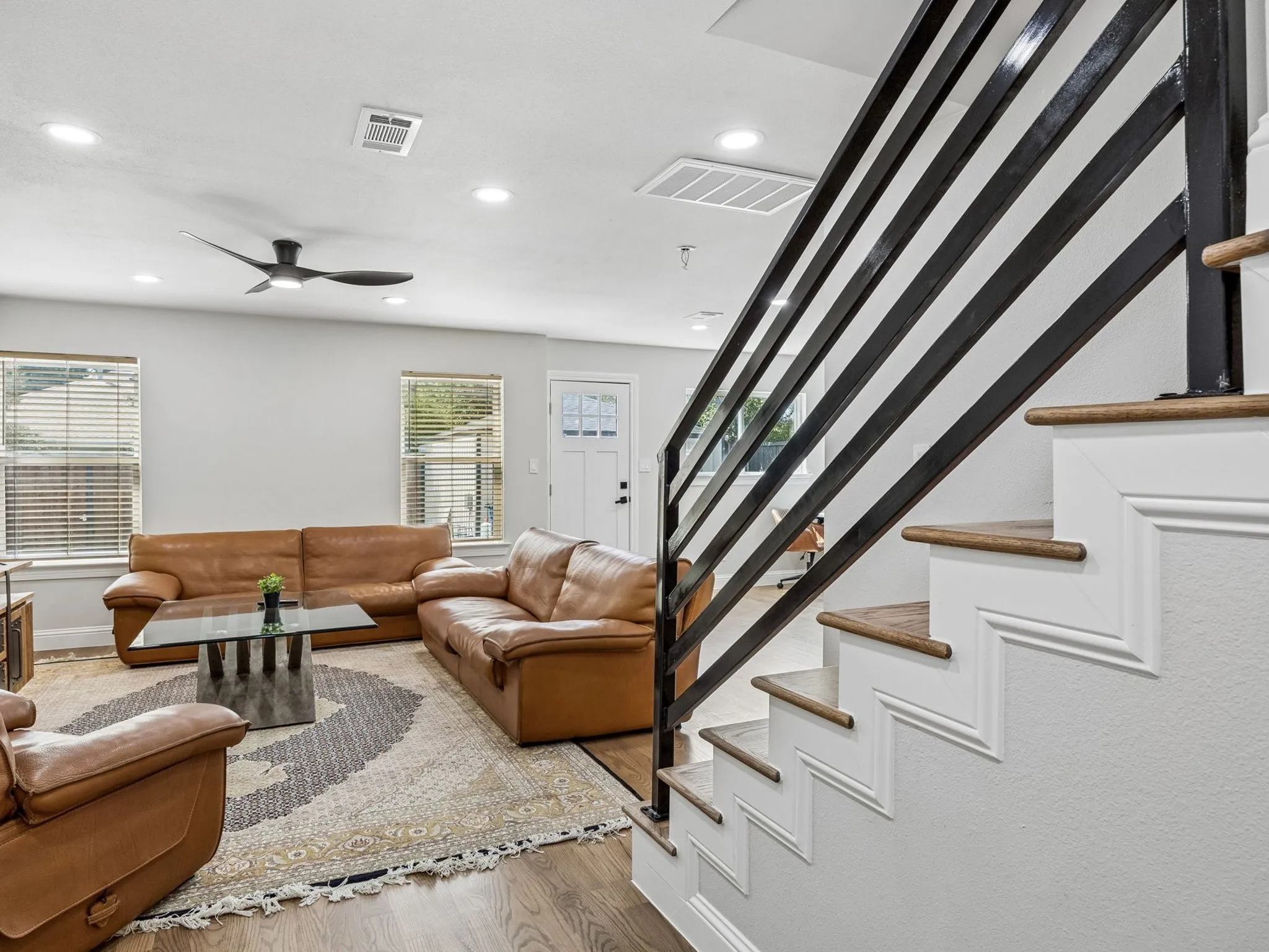 Duplex For Rent in Dallas County , 5058 W University Boulevard, Dallas, Texas 75209, 2 Bedroom, 3 Bathroom, Garage spaces, 1,299 Sqft, built in 1945, mls#21378135, Real Estate Agent in Dallas, Homes For Rent in Dallas county, Homes For Rent in Dallas, Realtor in Dallas Texas, Real Estate Brokerage Independent Realty Texas, Luminita Cordes Realtor