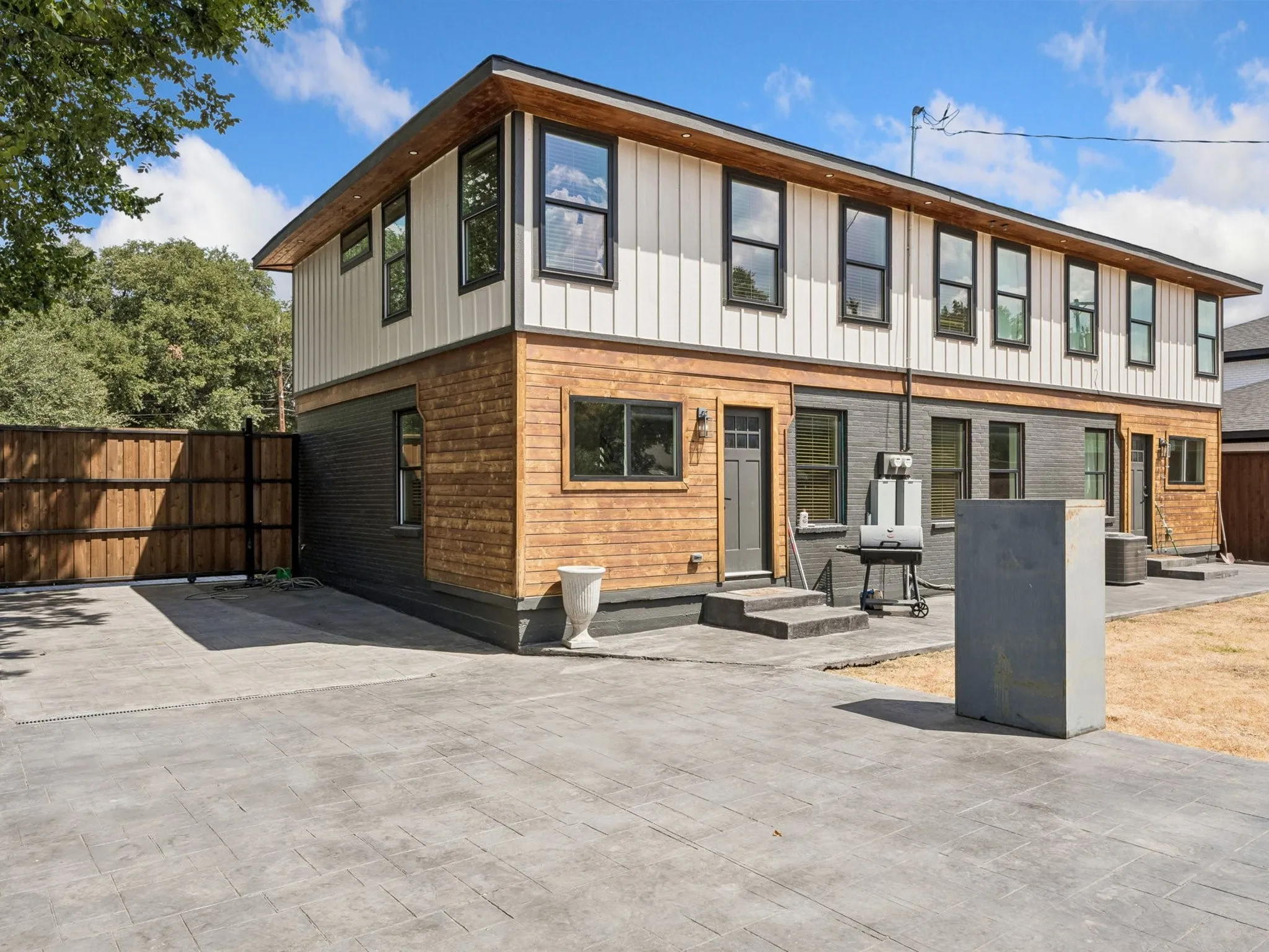 Duplex For Rent in Dallas County , 5058 W University Boulevard, Dallas, Texas 75209, 2 Bedroom, 3 Bathroom, Garage spaces, 1,299 Sqft, built in 1945, mls#21378135, Real Estate Agent in Dallas, Homes For Rent in Dallas county, Homes For Rent in Dallas, Realtor in Dallas Texas, Real Estate Brokerage Independent Realty Texas, Luminita Cordes Realtor