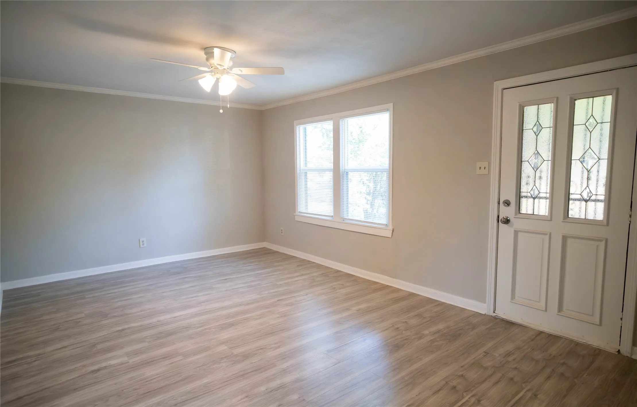Single Family Residence For Sale in Tarrant County , 2720 Hanger Avenue, Fort Worth, Texas 76105, 2 Bedroom, 1 Bathroom, Garage spaces, 810 Sqft, built in 1948, mls#21373723, Real Estate Agent in Fort Worth, Homes For Sale in Tarrant county, Homes For Sale in Fort Worth, Realtor in Fort Worth Texas, Real Estate Brokerage Independent Realty Texas, Luminita Cordes Realtor