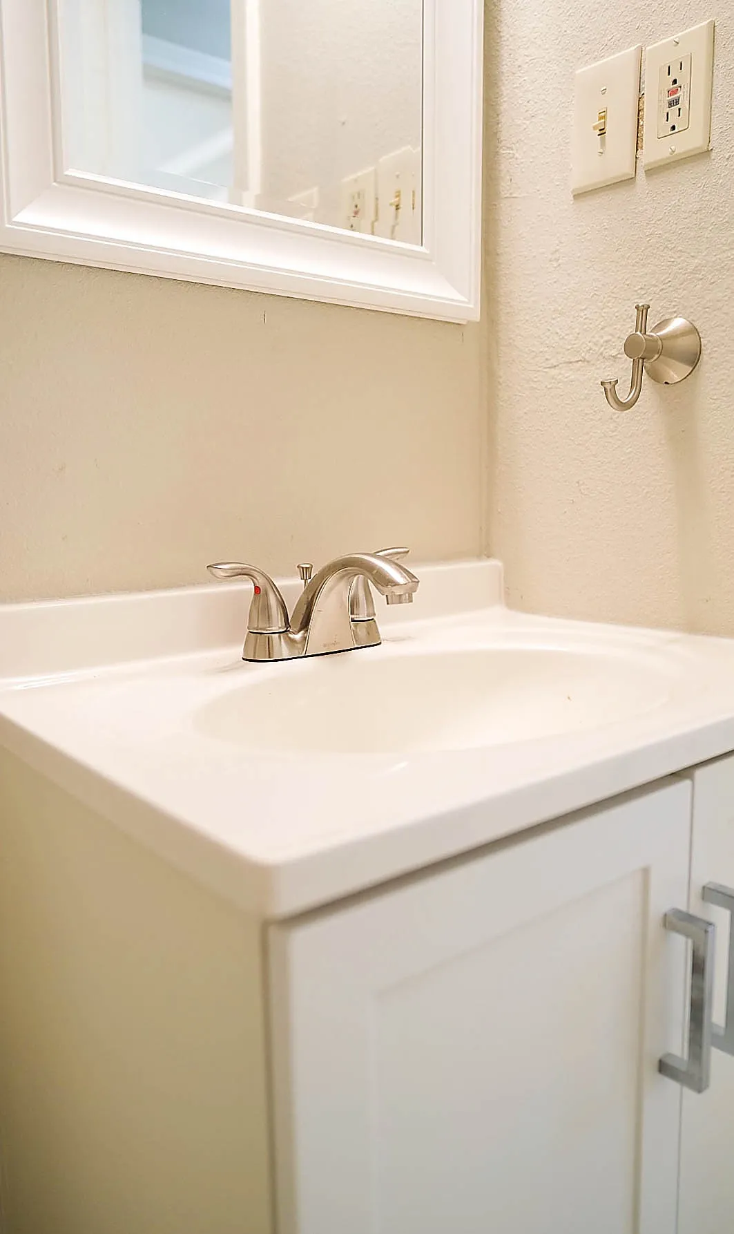 Single Family Residence For Sale in Tarrant County , 2720 Hanger Avenue, Fort Worth, Texas 76105, 2 Bedroom, 1 Bathroom, Garage spaces, 810 Sqft, built in 1948, mls#21373723, Real Estate Agent in Fort Worth, Homes For Sale in Tarrant county, Homes For Sale in Fort Worth, Realtor in Fort Worth Texas, Real Estate Brokerage Independent Realty Texas, Luminita Cordes Realtor