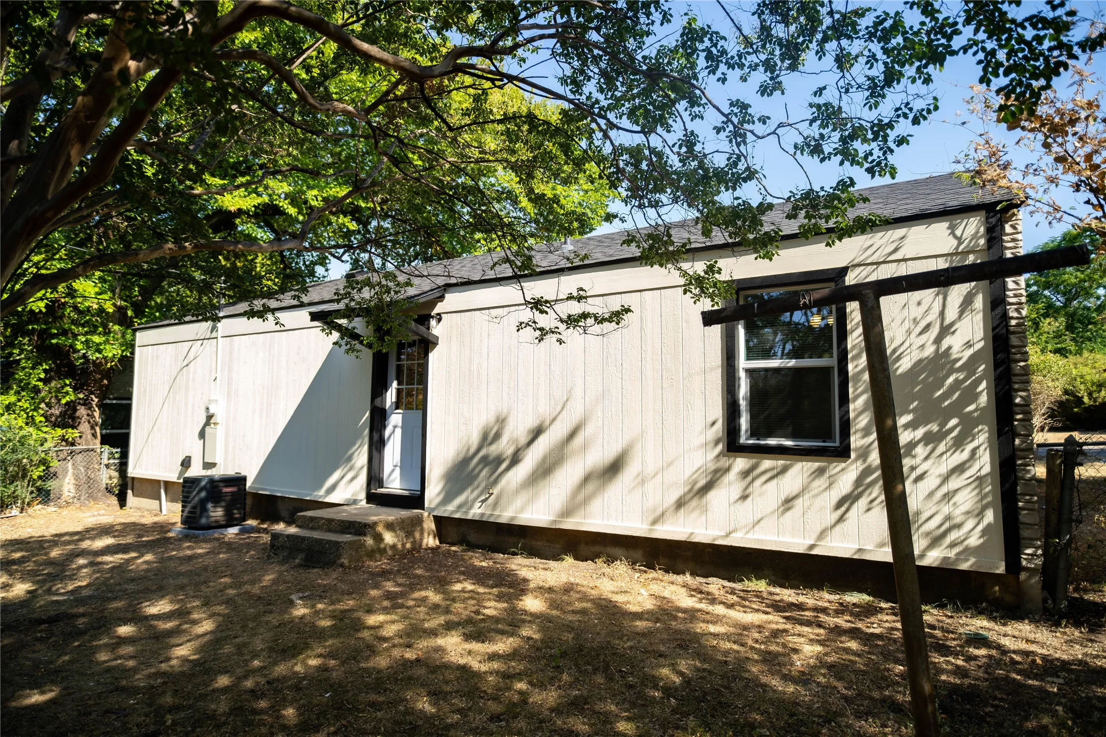 Single Family Residence For Sale in Tarrant County , 2720 Hanger Avenue, Fort Worth, Texas 76105, 2 Bedroom, 1 Bathroom, Garage spaces, 810 Sqft, built in 1948, mls#21373723, Real Estate Agent in Fort Worth, Homes For Sale in Tarrant county, Homes For Sale in Fort Worth, Realtor in Fort Worth Texas, Real Estate Brokerage Independent Realty Texas, Luminita Cordes Realtor