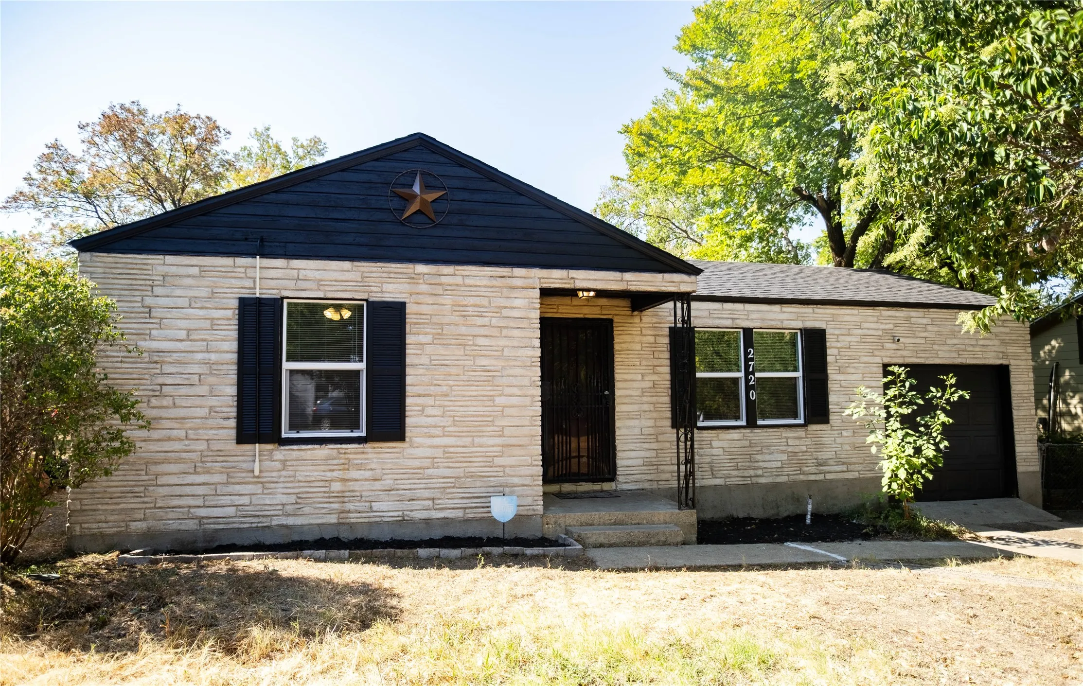 Single Family Residence For Sale in Tarrant County , 2720 Hanger Avenue, Fort Worth, Texas 76105, 2 Bedroom, 1 Bathroom, Garage spaces, 810 Sqft, built in 1948, mls#21373723, Real Estate Agent in Fort Worth, Homes For Sale in Tarrant county, Homes For Sale in Fort Worth, Realtor in Fort Worth Texas, Real Estate Brokerage Independent Realty Texas, Luminita Cordes Realtor