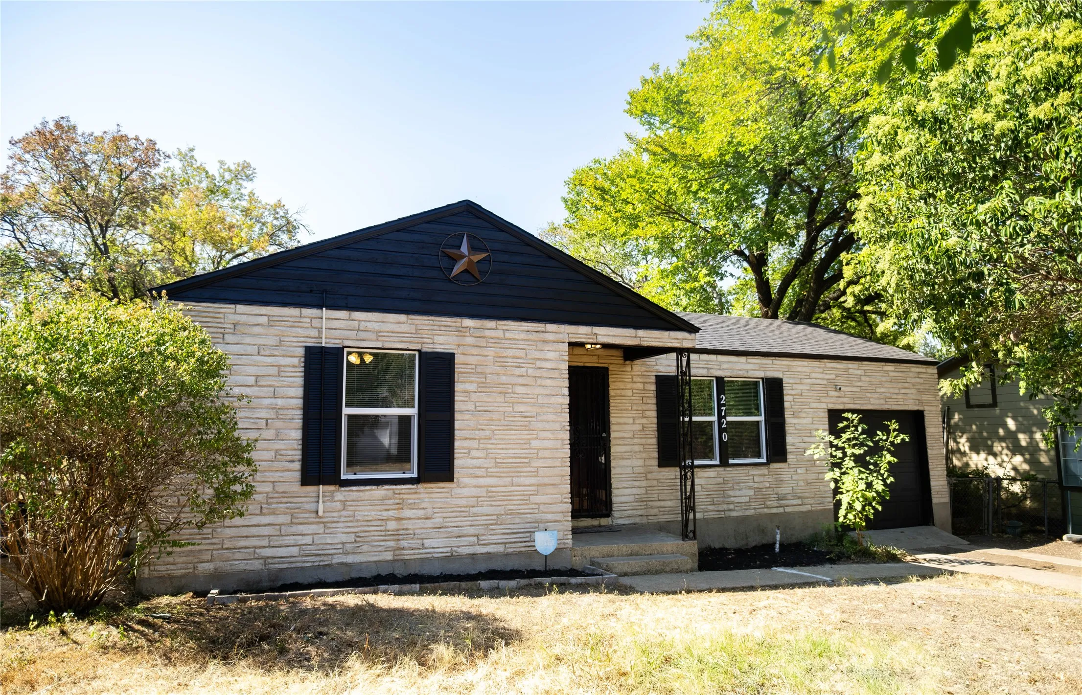 Single Family Residence For Sale in Tarrant County , 2720 Hanger Avenue, Fort Worth, Texas 76105, 2 Bedroom, 1 Bathroom, Garage spaces, 810 Sqft, built in 1948, mls#21373723, Real Estate Agent in Fort Worth, Homes For Sale in Tarrant county, Homes For Sale in Fort Worth, Realtor in Fort Worth Texas, Real Estate Brokerage Independent Realty Texas, Luminita Cordes Realtor