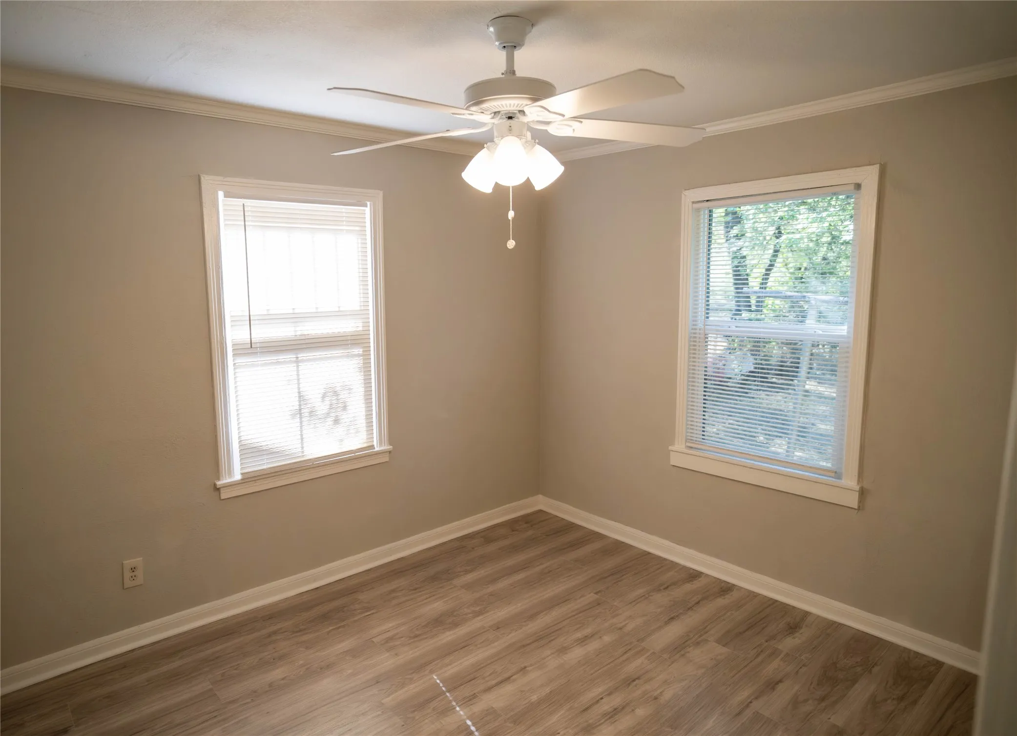 Single Family Residence For Sale in Tarrant County , 2720 Hanger Avenue, Fort Worth, Texas 76105, 2 Bedroom, 1 Bathroom, Garage spaces, 810 Sqft, built in 1948, mls#21373723, Real Estate Agent in Fort Worth, Homes For Sale in Tarrant county, Homes For Sale in Fort Worth, Realtor in Fort Worth Texas, Real Estate Brokerage Independent Realty Texas, Luminita Cordes Realtor