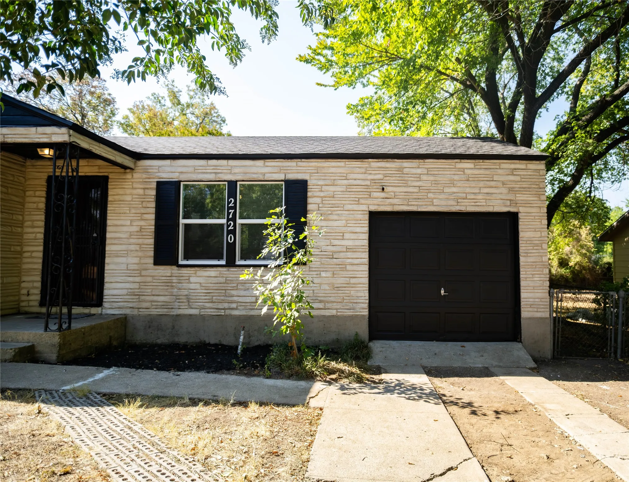 Single Family Residence For Sale in Tarrant County , 2720 Hanger Avenue, Fort Worth, Texas 76105, 2 Bedroom, 1 Bathroom, Garage spaces, 810 Sqft, built in 1948, mls#21373723, Real Estate Agent in Fort Worth, Homes For Sale in Tarrant county, Homes For Sale in Fort Worth, Realtor in Fort Worth Texas, Real Estate Brokerage Independent Realty Texas, Luminita Cordes Realtor