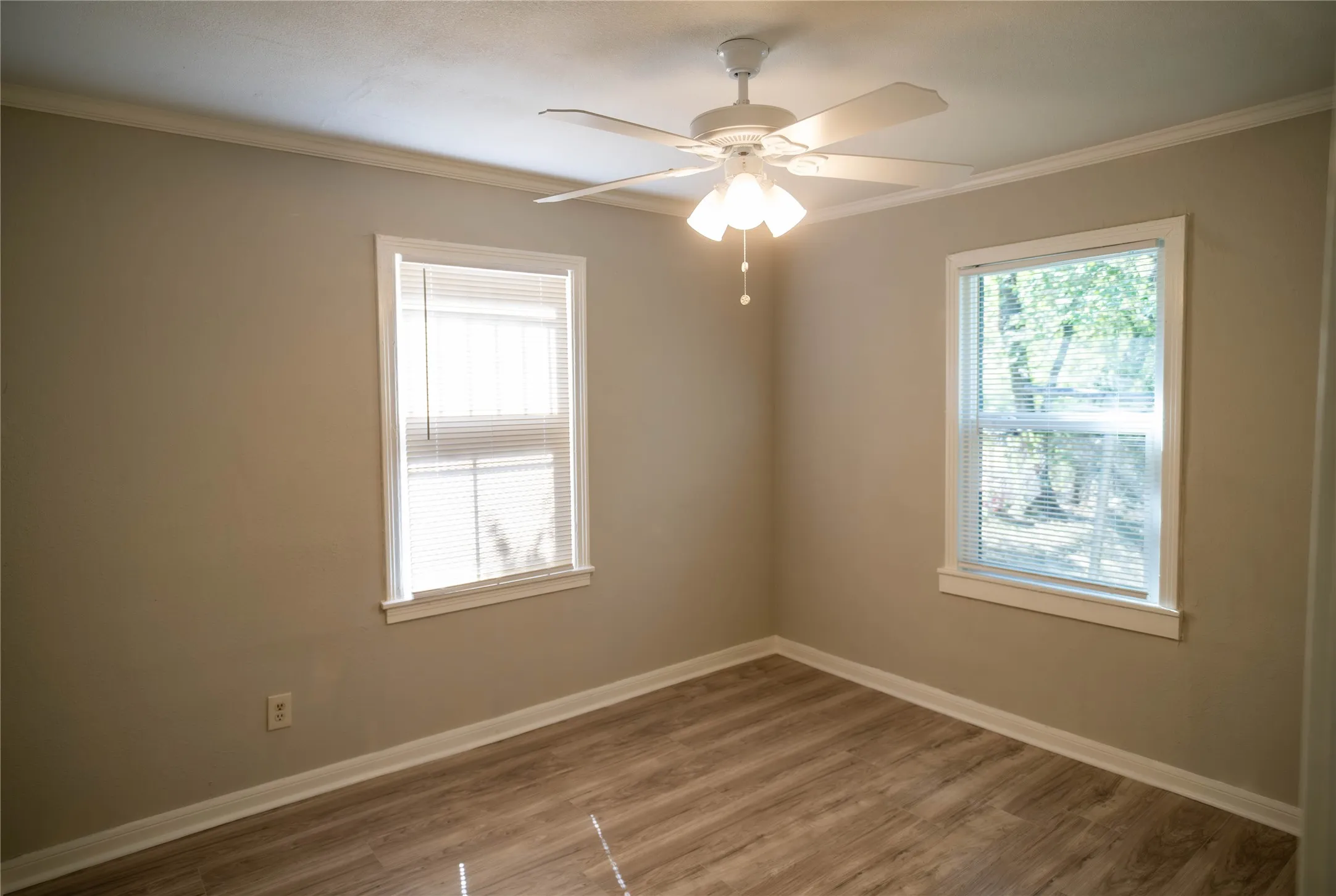 Single Family Residence For Sale in Tarrant County , 2720 Hanger Avenue, Fort Worth, Texas 76105, 2 Bedroom, 1 Bathroom, Garage spaces, 810 Sqft, built in 1948, mls#21373723, Real Estate Agent in Fort Worth, Homes For Sale in Tarrant county, Homes For Sale in Fort Worth, Realtor in Fort Worth Texas, Real Estate Brokerage Independent Realty Texas, Luminita Cordes Realtor