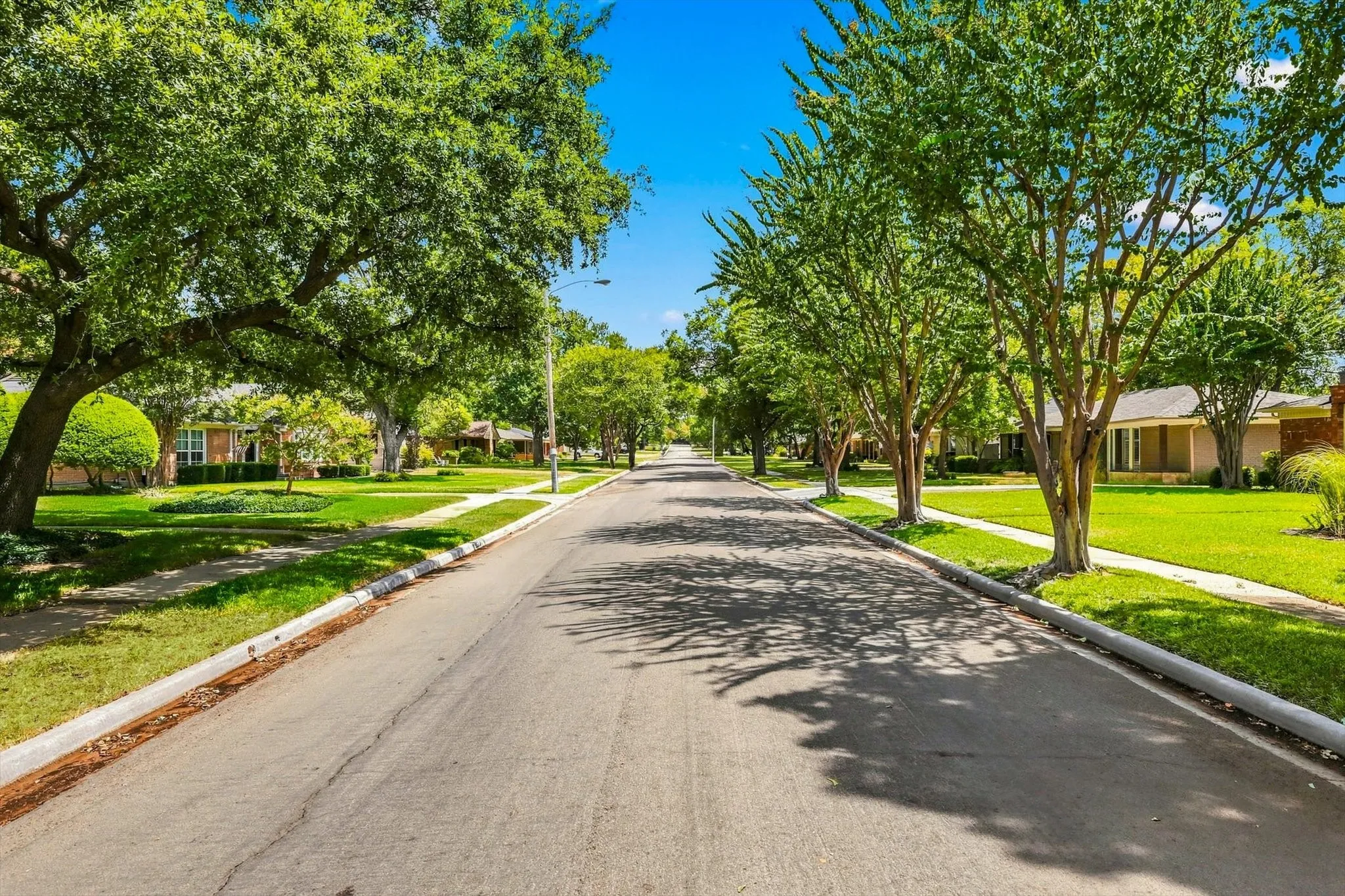 Single Family Residence For Sale in Dallas County , 3509 Waldorf Drive, Dallas, Texas 75229, 3 Bedroom, 2 Bathroom, 2 Garage spaces, 1,866 Sqft, built in 1956, mls#21374266, Real Estate Agent in Dallas, Homes For Sale in Dallas county, Homes For Sale in Dallas, Realtor in Dallas Texas, Real Estate Brokerage Independent Realty Texas, Luminita Cordes Realtor