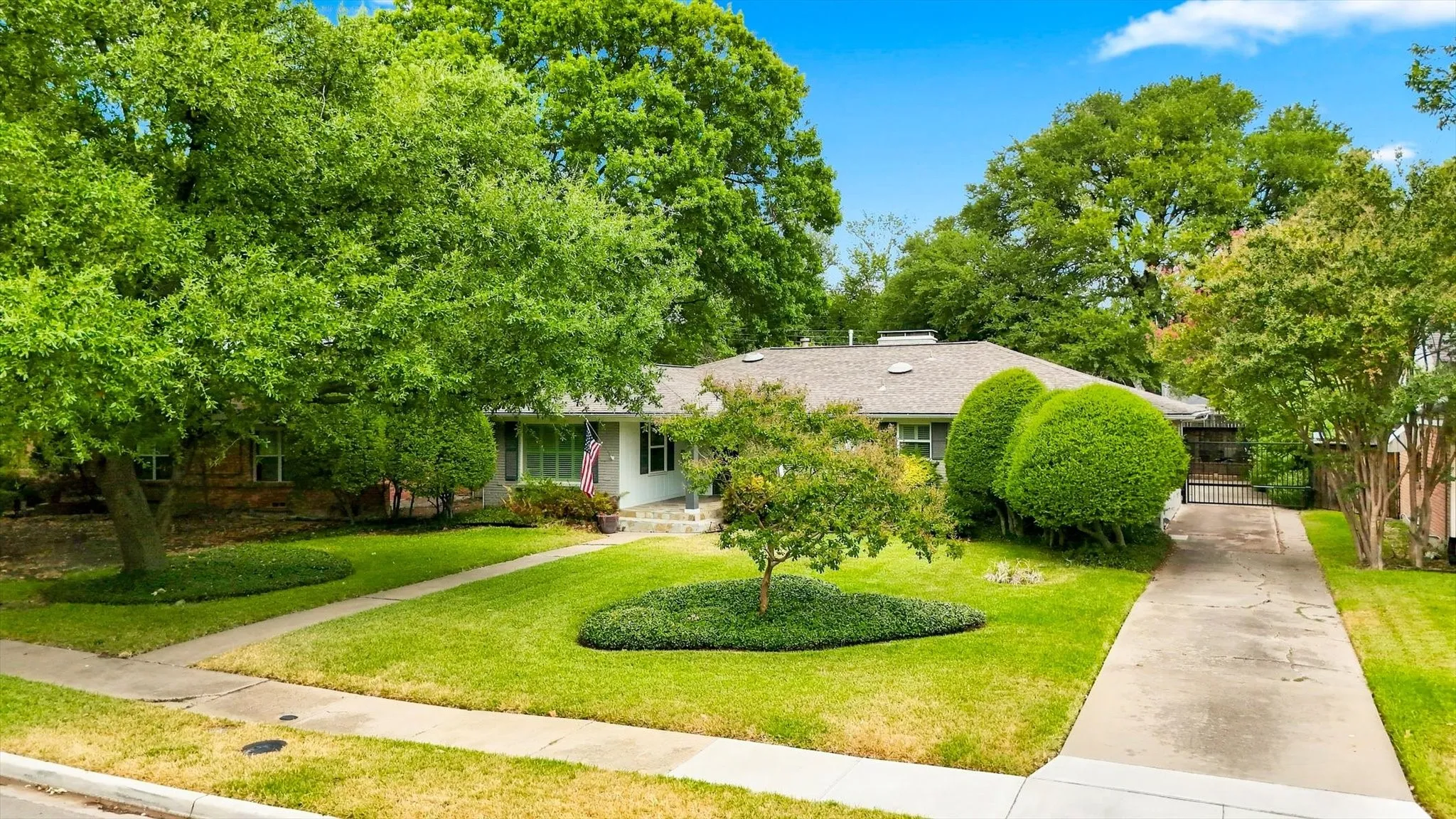 Single Family Residence For Sale in Dallas County , 3509 Waldorf Drive, Dallas, Texas 75229, 3 Bedroom, 2 Bathroom, 2 Garage spaces, 1,866 Sqft, built in 1956, mls#21374266, Real Estate Agent in Dallas, Homes For Sale in Dallas county, Homes For Sale in Dallas, Realtor in Dallas Texas, Real Estate Brokerage Independent Realty Texas, Luminita Cordes Realtor