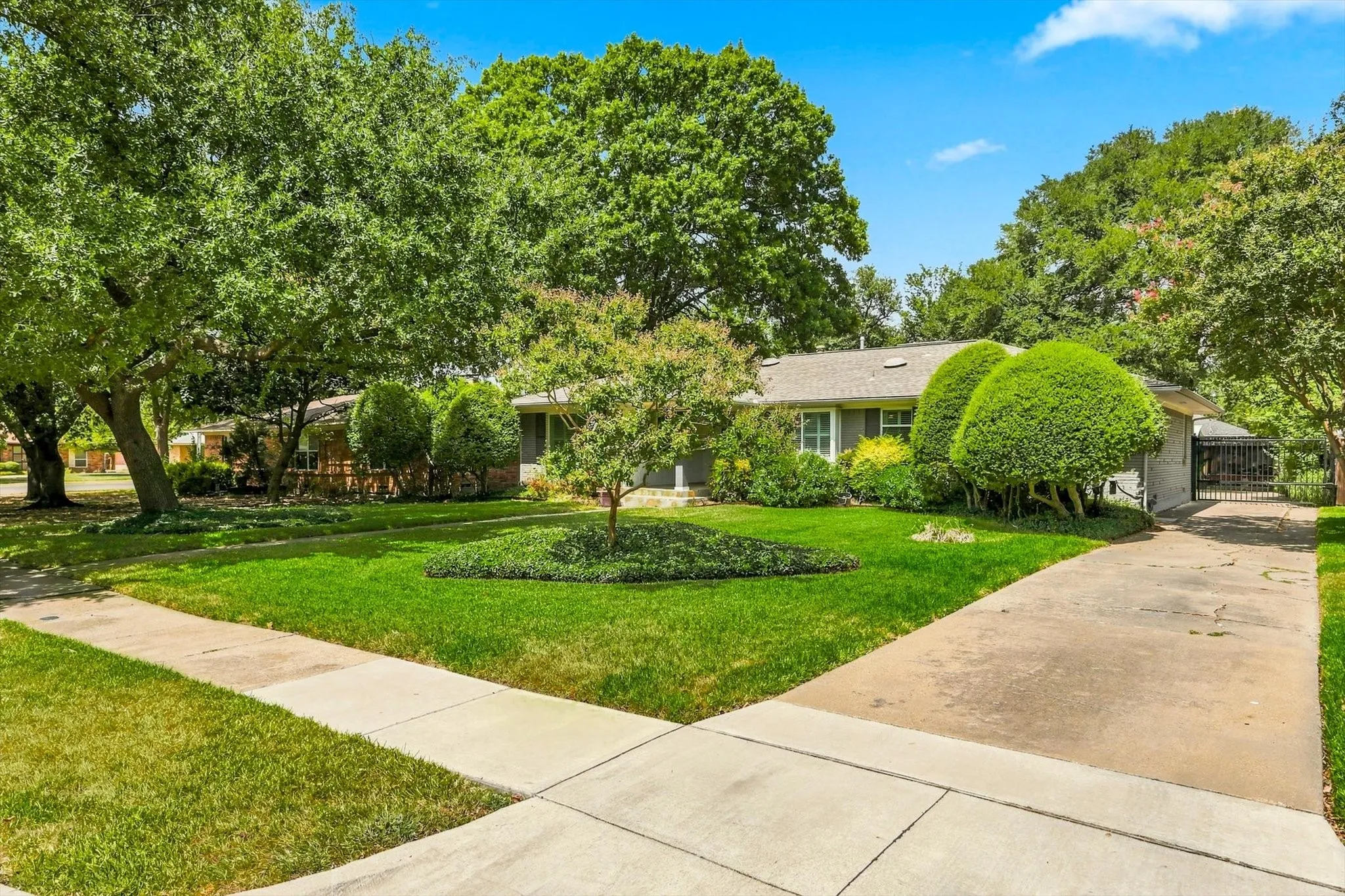 Single Family Residence For Sale in Dallas County , 3509 Waldorf Drive, Dallas, Texas 75229, 3 Bedroom, 2 Bathroom, 2 Garage spaces, 1,866 Sqft, built in 1956, mls#21374266, Real Estate Agent in Dallas, Homes For Sale in Dallas county, Homes For Sale in Dallas, Realtor in Dallas Texas, Real Estate Brokerage Independent Realty Texas, Luminita Cordes Realtor