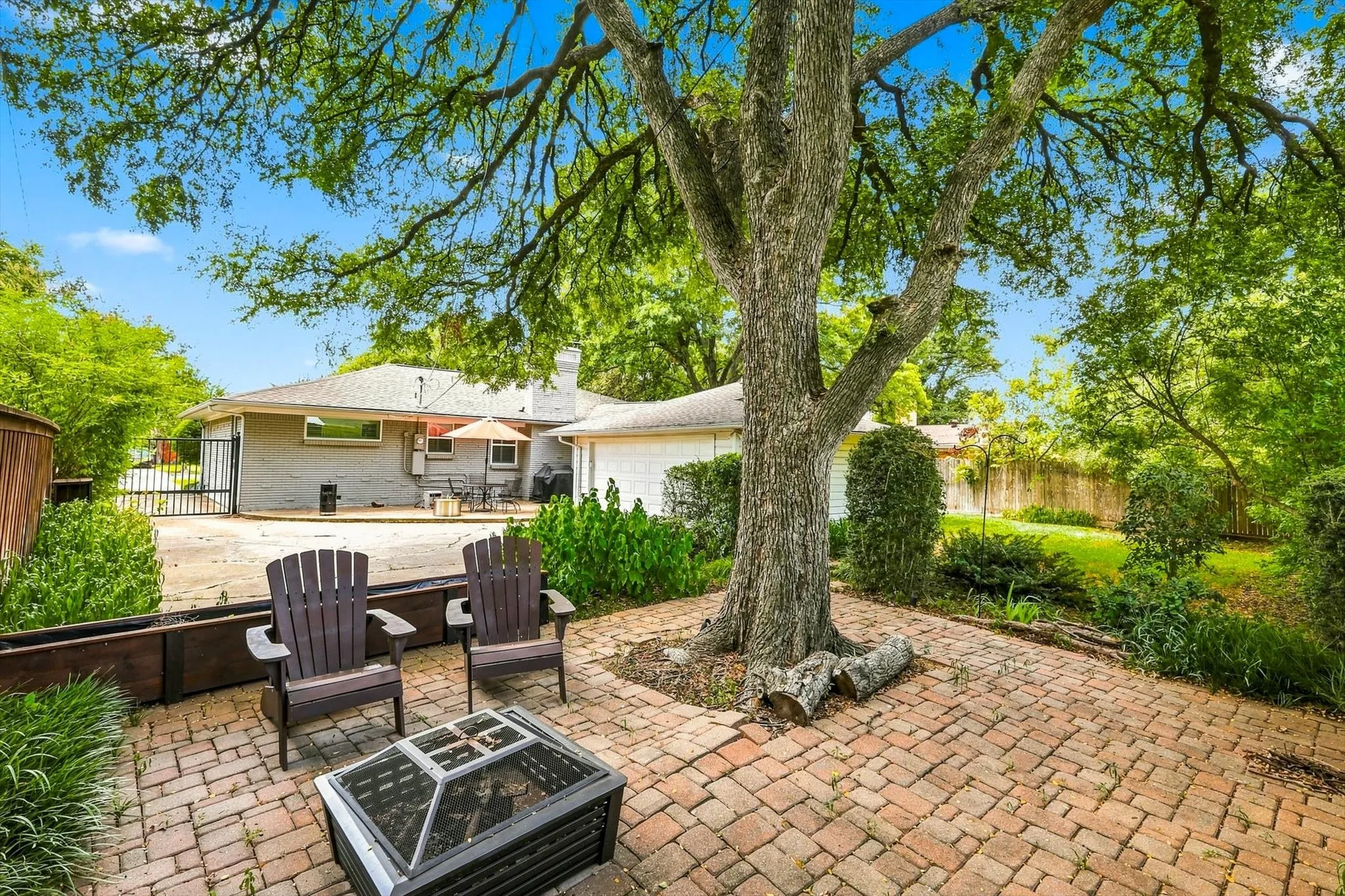 Single Family Residence For Sale in Dallas County , 3509 Waldorf Drive, Dallas, Texas 75229, 3 Bedroom, 2 Bathroom, 2 Garage spaces, 1,866 Sqft, built in 1956, mls#21374266, Real Estate Agent in Dallas, Homes For Sale in Dallas county, Homes For Sale in Dallas, Realtor in Dallas Texas, Real Estate Brokerage Independent Realty Texas, Luminita Cordes Realtor