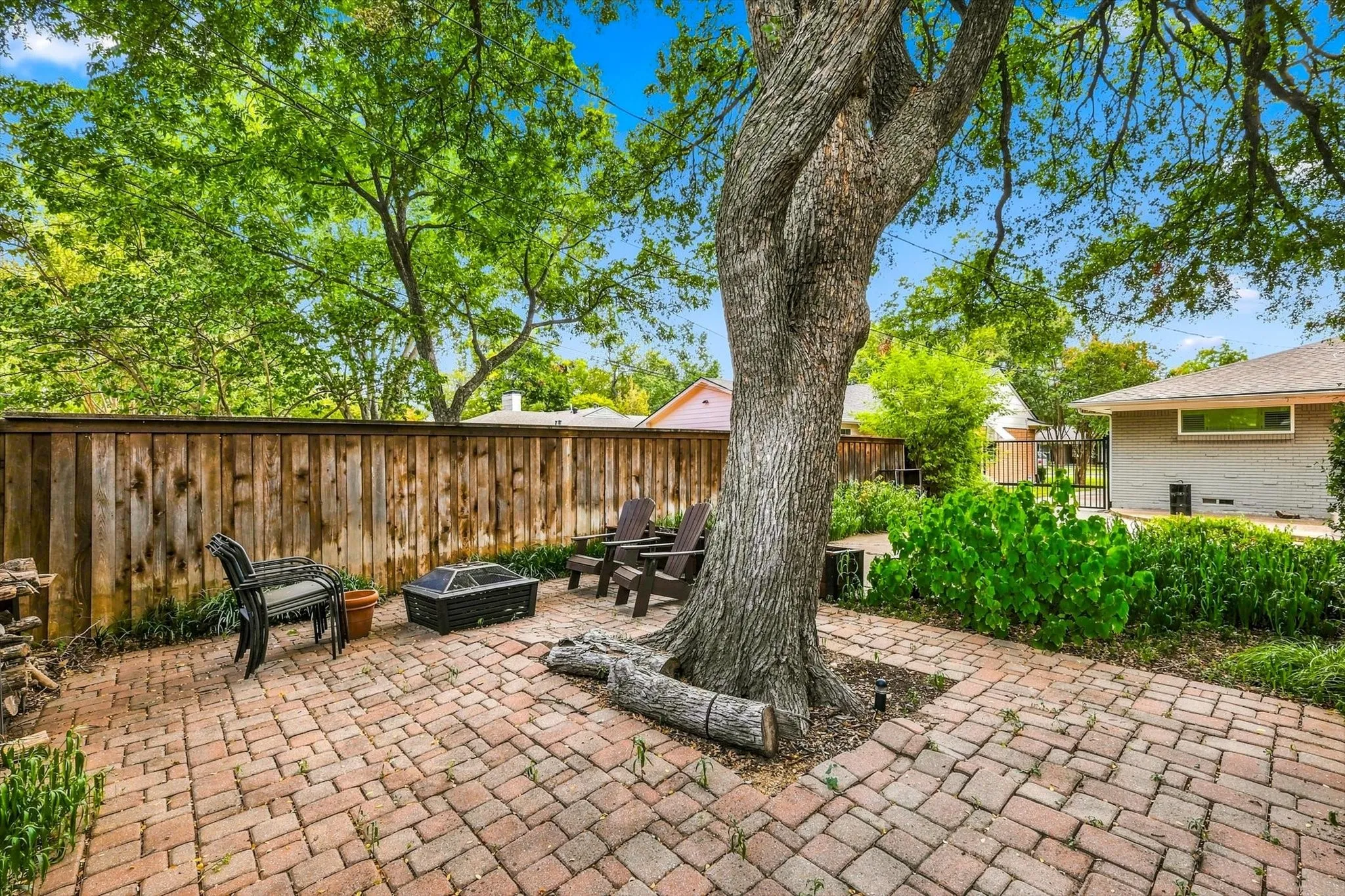 Single Family Residence For Sale in Dallas County , 3509 Waldorf Drive, Dallas, Texas 75229, 3 Bedroom, 2 Bathroom, 2 Garage spaces, 1,866 Sqft, built in 1956, mls#21374266, Real Estate Agent in Dallas, Homes For Sale in Dallas county, Homes For Sale in Dallas, Realtor in Dallas Texas, Real Estate Brokerage Independent Realty Texas, Luminita Cordes Realtor