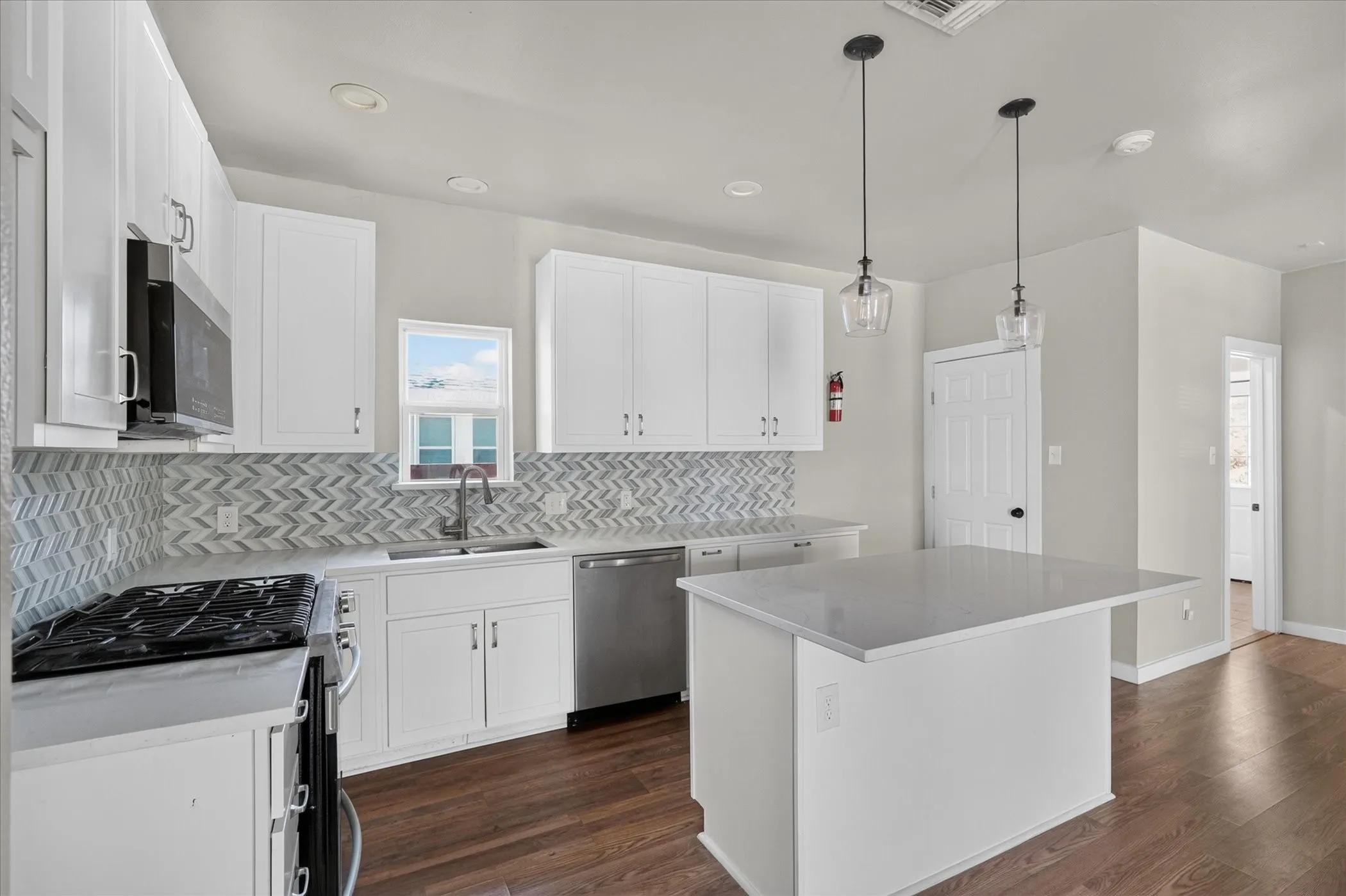 Single Family Residence For Sale in Dallas County , 6123 E Grand Avenue 1, Dallas, Texas 75223, 2 Bedroom, 3 Bathroom, Garage spaces, 1,851 Sqft, built in 1947, mls#21375398, Real Estate Agent in Dallas, Homes For Sale in Dallas county, Homes For Sale in Dallas, Realtor in Dallas Texas, Real Estate Brokerage Independent Realty Texas, Luminita Cordes Realtor