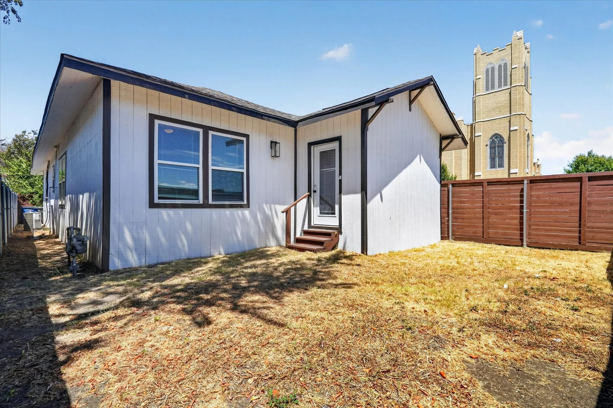 Single Family Residence For Sale in Dallas County , 6123 E Grand Avenue 1, Dallas, Texas 75223, 2 Bedroom, 3 Bathroom, Garage spaces, 1,851 Sqft, built in 1947, mls#21375398, Real Estate Agent in Dallas, Homes For Sale in Dallas county, Homes For Sale in Dallas, Realtor in Dallas Texas, Real Estate Brokerage Independent Realty Texas, Luminita Cordes Realtor