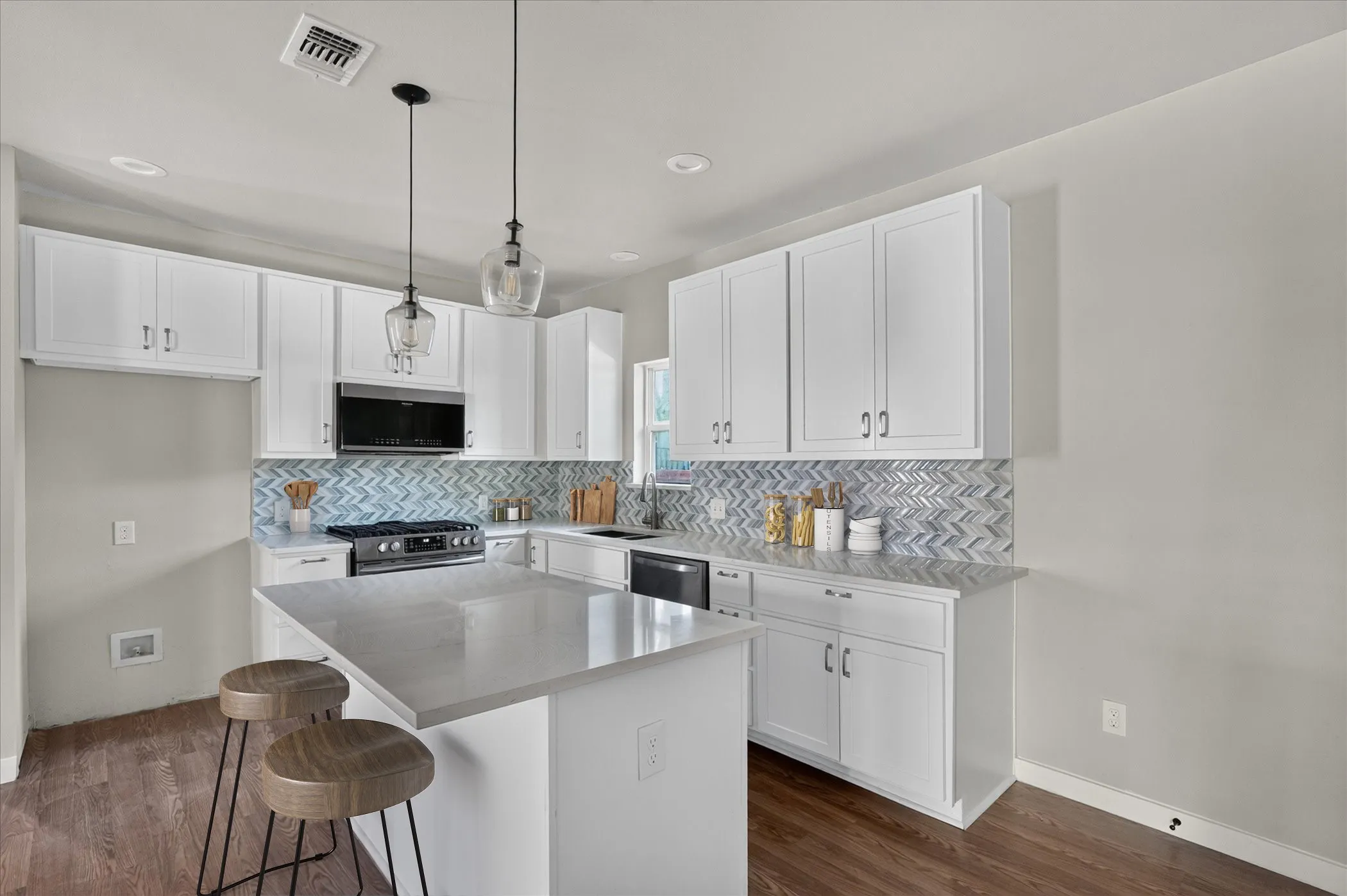 Single Family Residence For Sale in Dallas County , 6123 E Grand Avenue 1, Dallas, Texas 75223, 2 Bedroom, 3 Bathroom, Garage spaces, 1,851 Sqft, built in 1947, mls#21375398, Real Estate Agent in Dallas, Homes For Sale in Dallas county, Homes For Sale in Dallas, Realtor in Dallas Texas, Real Estate Brokerage Independent Realty Texas, Luminita Cordes Realtor