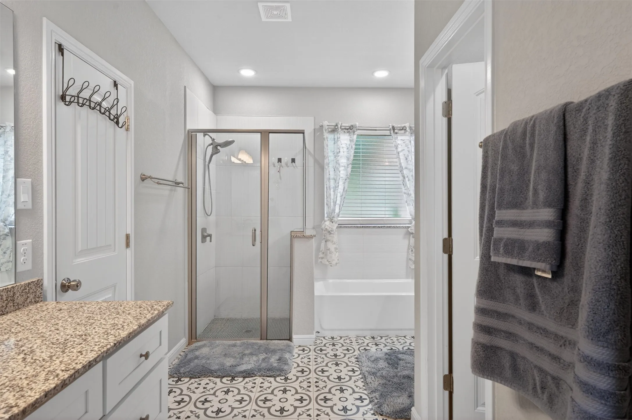 Single Family Residence For Sale in Johnson County , 108 Mcanear Street, Cleburne, Texas 76033, 3 Bedroom, 2 Bathroom, 2 Garage spaces, 1,909 Sqft, built in 2021, mls#21378550, Real Estate Agent in Cleburne, Homes For Sale in Johnson county, Homes For Sale in Cleburne, Realtor in Cleburne Texas, Real Estate Brokerage Independent Realty Texas, Luminita Cordes Realtor