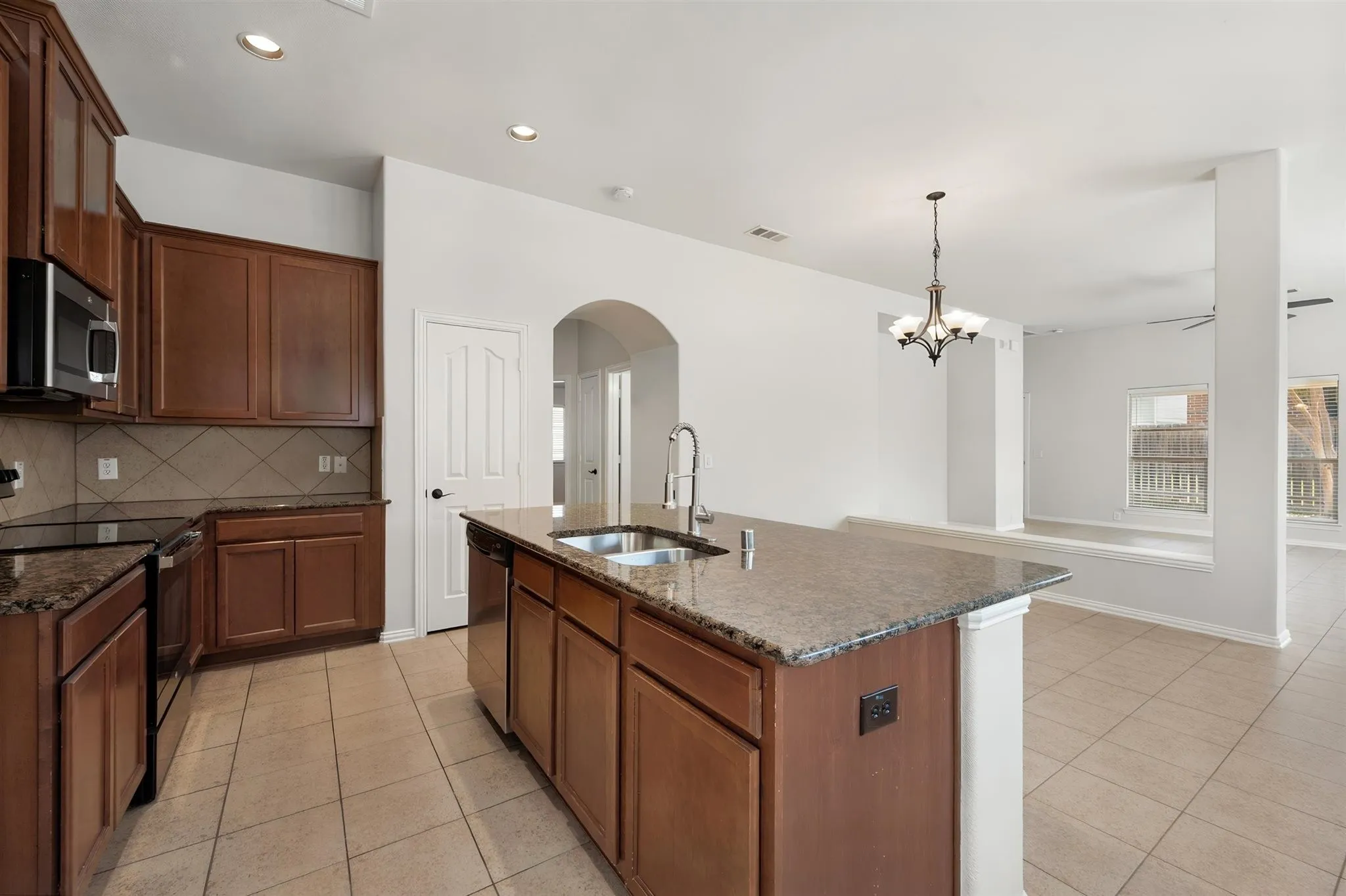 Single Family Residence For Sale in Johnson County , 1313 Concho Trail, Mansfield, Texas 76063, 4 Bedroom, 2 Bathroom, 2 Garage spaces, 1,856 Sqft, built in 2009, mls#21355851, Real Estate Agent in Mansfield, Homes For Sale in Johnson county, Homes For Sale in Mansfield, Realtor in Mansfield Texas, Real Estate Brokerage Independent Realty Texas, Luminita Cordes Realtor