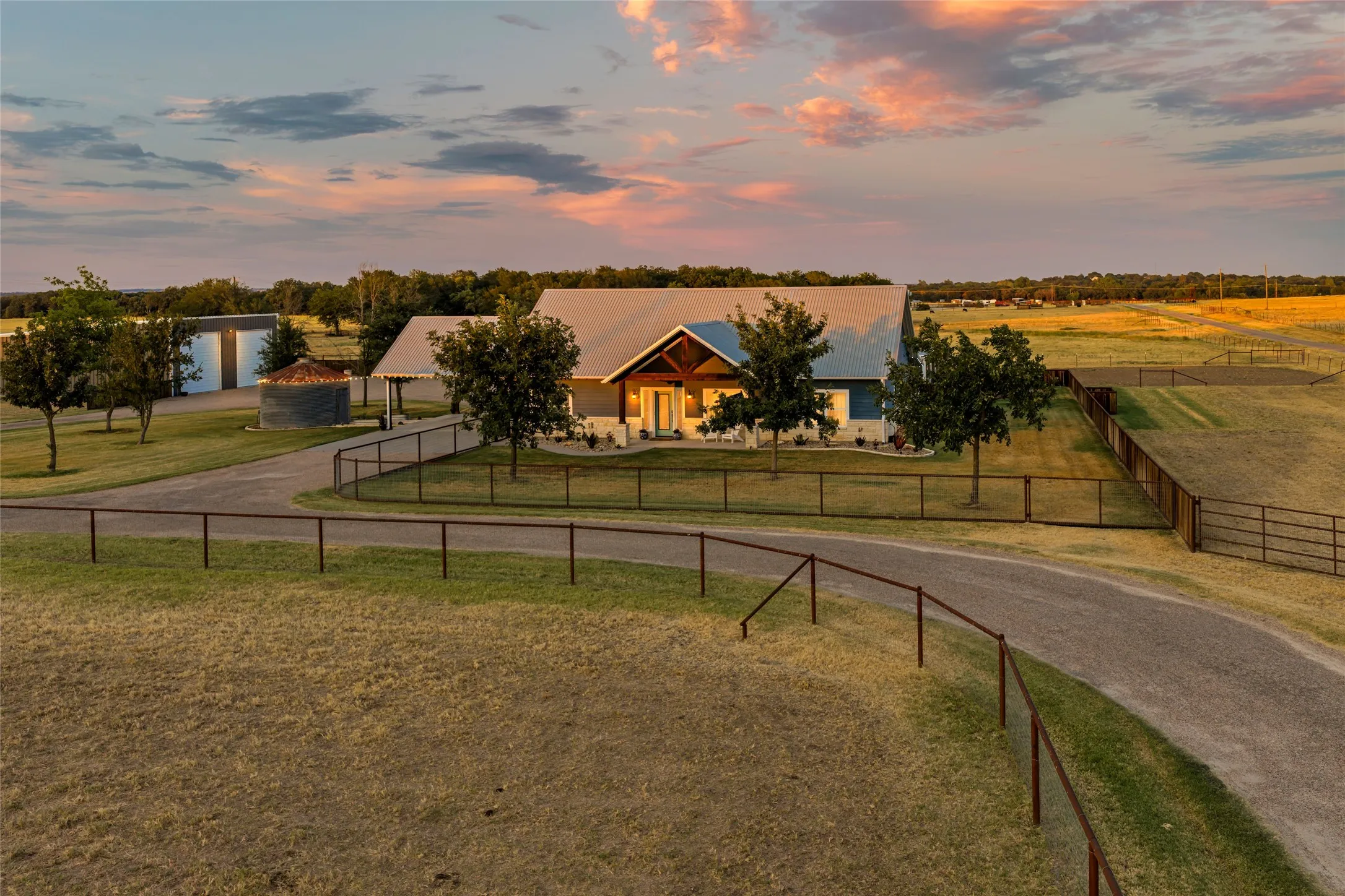 Single Family Residence For Sale in Erath County , 2910 County Road 386, Stephenville, Texas 76401, 3 Bedroom, 3 Bathroom, Garage spaces, 1,870 Sqft, built in 2020, mls#21374828, Real Estate Agent in Stephenville, Homes For Sale in Erath county, Homes For Sale in Stephenville, Realtor in Stephenville Texas, Real Estate Brokerage Independent Realty Texas, Luminita Cordes Realtor