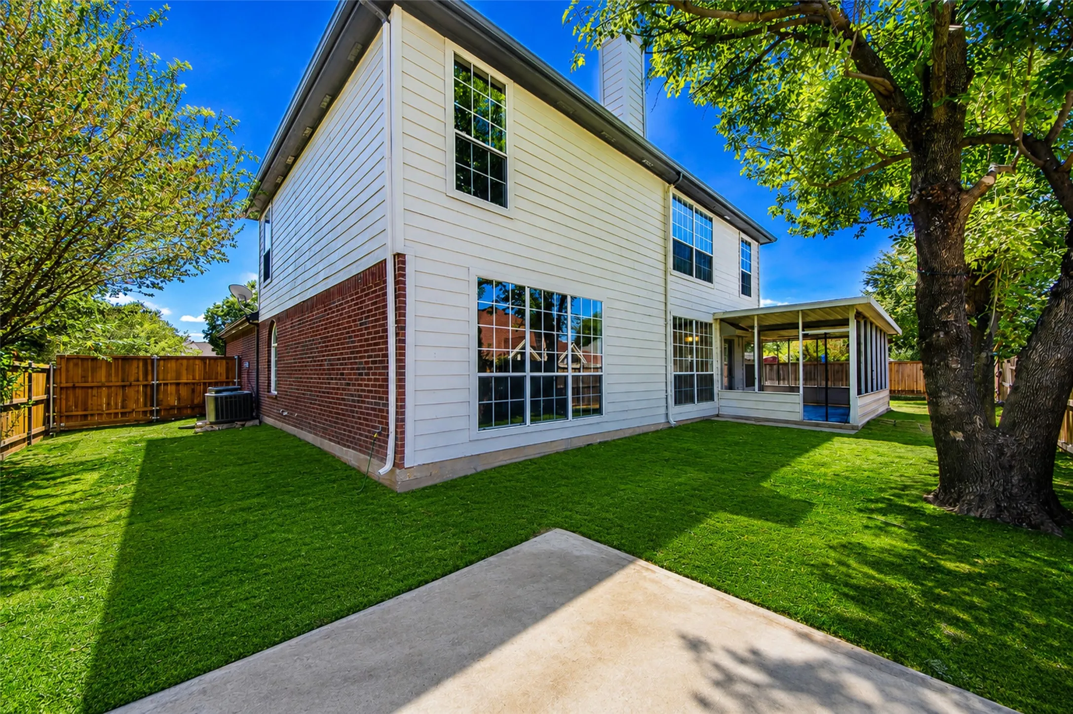 Single Family Residence For Sale in Denton County , 337 Bluewood Lane, Lake Dallas, Texas 75065, 5 Bedroom, 4 Bathroom, 2 Garage spaces, 2,599 Sqft, built in 1996, mls#21375450, Real Estate Agent in Lake Dallas, Homes For Sale in Denton county, Homes For Sale in Lake Dallas, Realtor in Lake Dallas Texas, Real Estate Brokerage Independent Realty Texas, Luminita Cordes Realtor