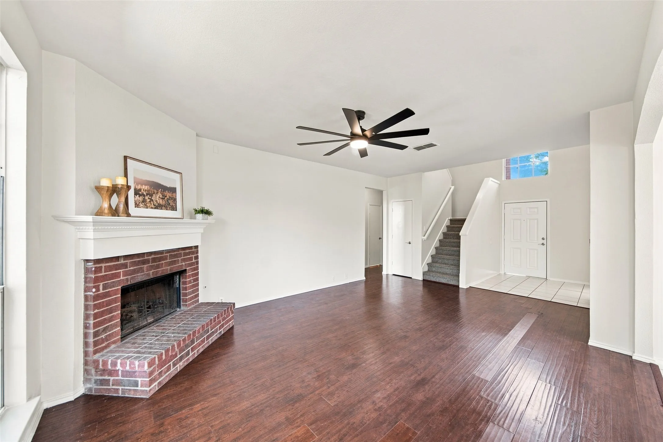 Single Family Residence For Sale in Denton County , 337 Bluewood Lane, Lake Dallas, Texas 75065, 5 Bedroom, 4 Bathroom, 2 Garage spaces, 2,599 Sqft, built in 1996, mls#21375450, Real Estate Agent in Lake Dallas, Homes For Sale in Denton county, Homes For Sale in Lake Dallas, Realtor in Lake Dallas Texas, Real Estate Brokerage Independent Realty Texas, Luminita Cordes Realtor