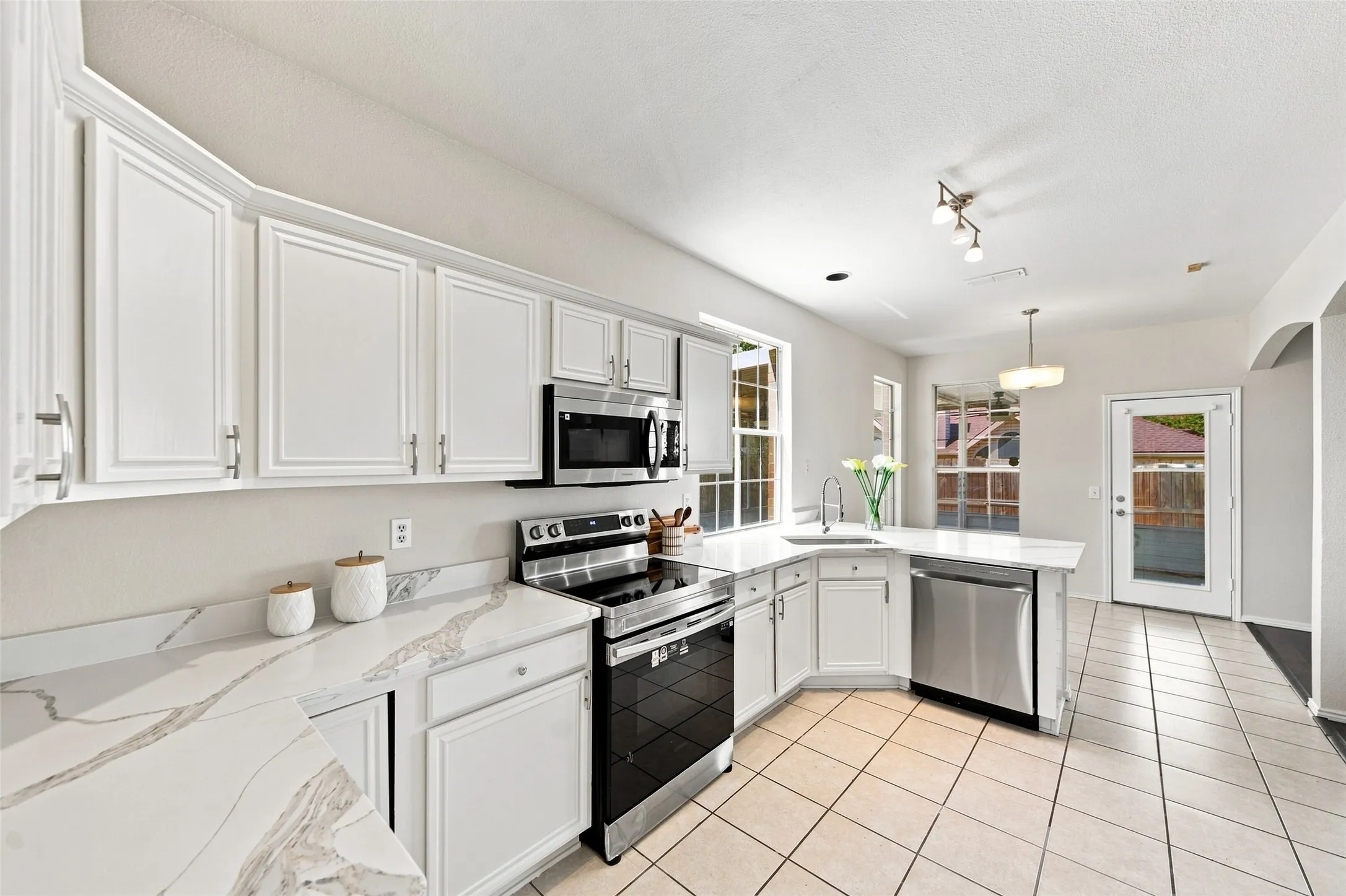 Single Family Residence For Sale in Denton County , 337 Bluewood Lane, Lake Dallas, Texas 75065, 5 Bedroom, 4 Bathroom, 2 Garage spaces, 2,599 Sqft, built in 1996, mls#21375450, Real Estate Agent in Lake Dallas, Homes For Sale in Denton county, Homes For Sale in Lake Dallas, Realtor in Lake Dallas Texas, Real Estate Brokerage Independent Realty Texas, Luminita Cordes Realtor
